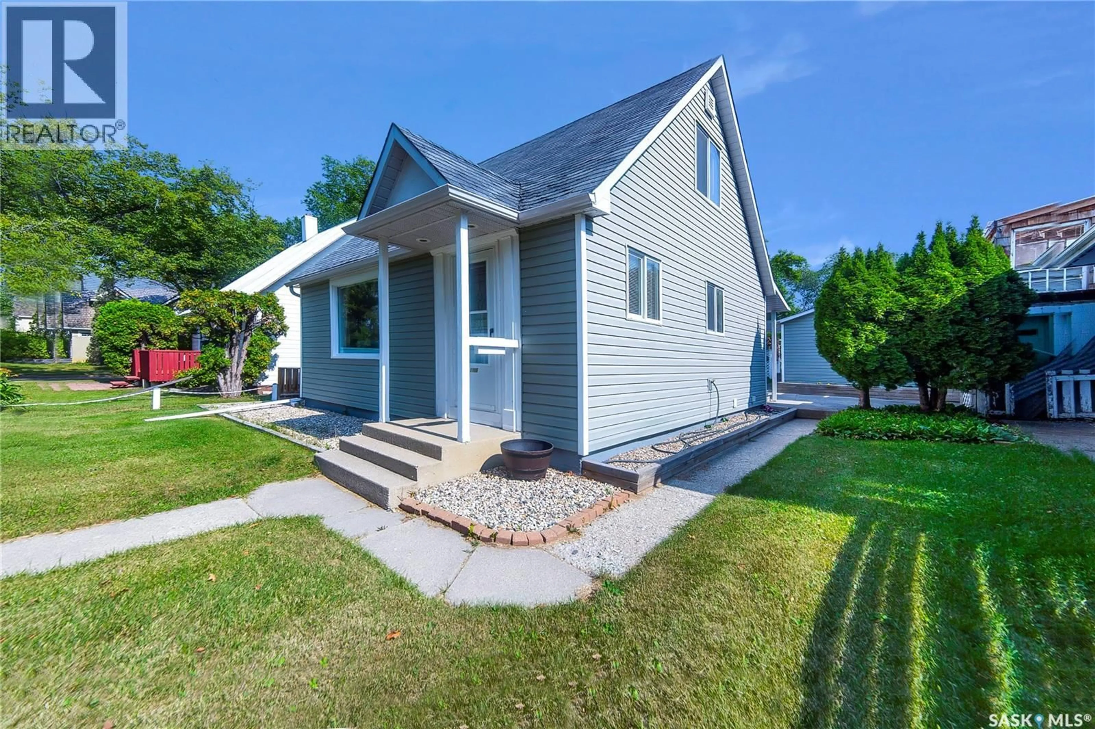 Home with vinyl exterior material, street for 1805 VICTORIA AVENUE, Saskatoon Saskatchewan S7H1Z8