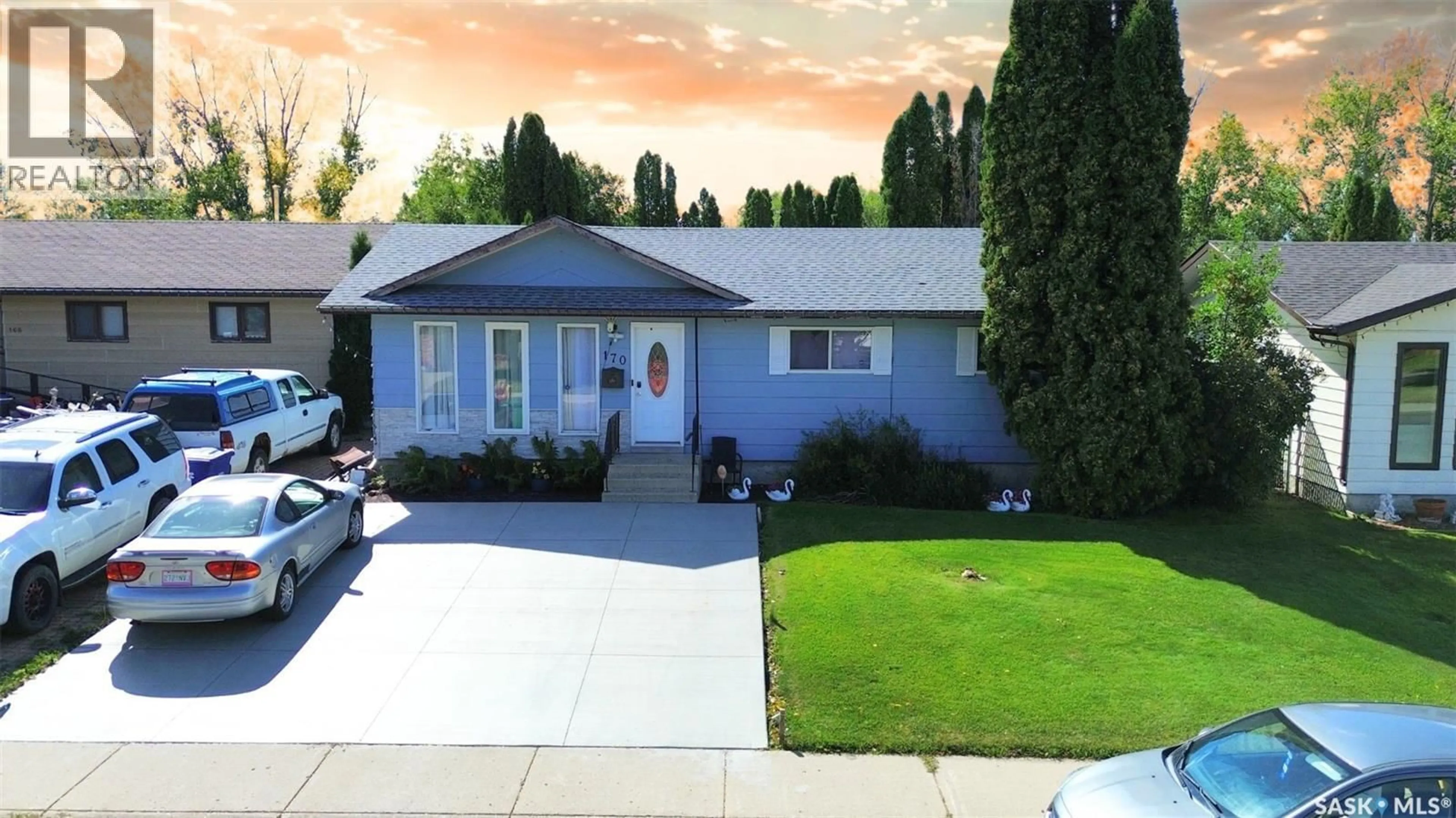 Home with vinyl exterior material, street for 170 WHITECAP CRESCENT, Saskatoon Saskatchewan S7M5C5