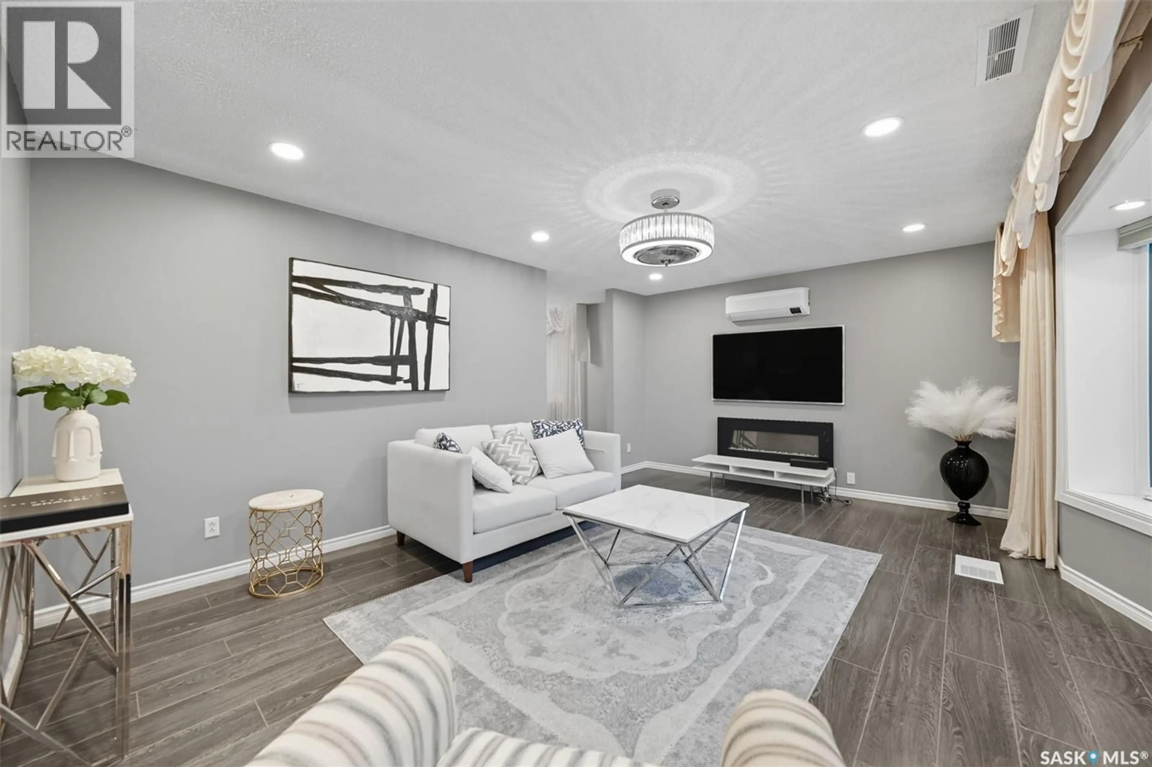 Living room with furniture, unknown for 619 KINGSMERE BOULEVARD, Saskatoon Saskatchewan S7J4E7