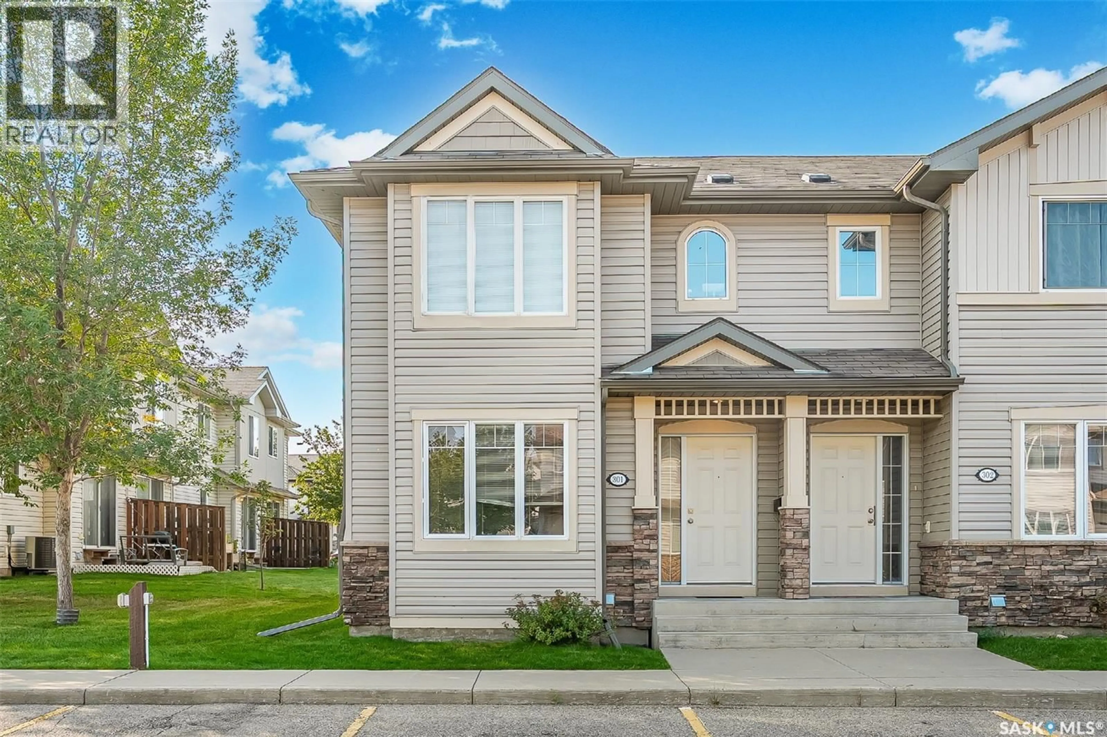 Home with vinyl exterior material, street for 301 415 LYND CRESCENT, Saskatoon Saskatchewan S7T0C2
