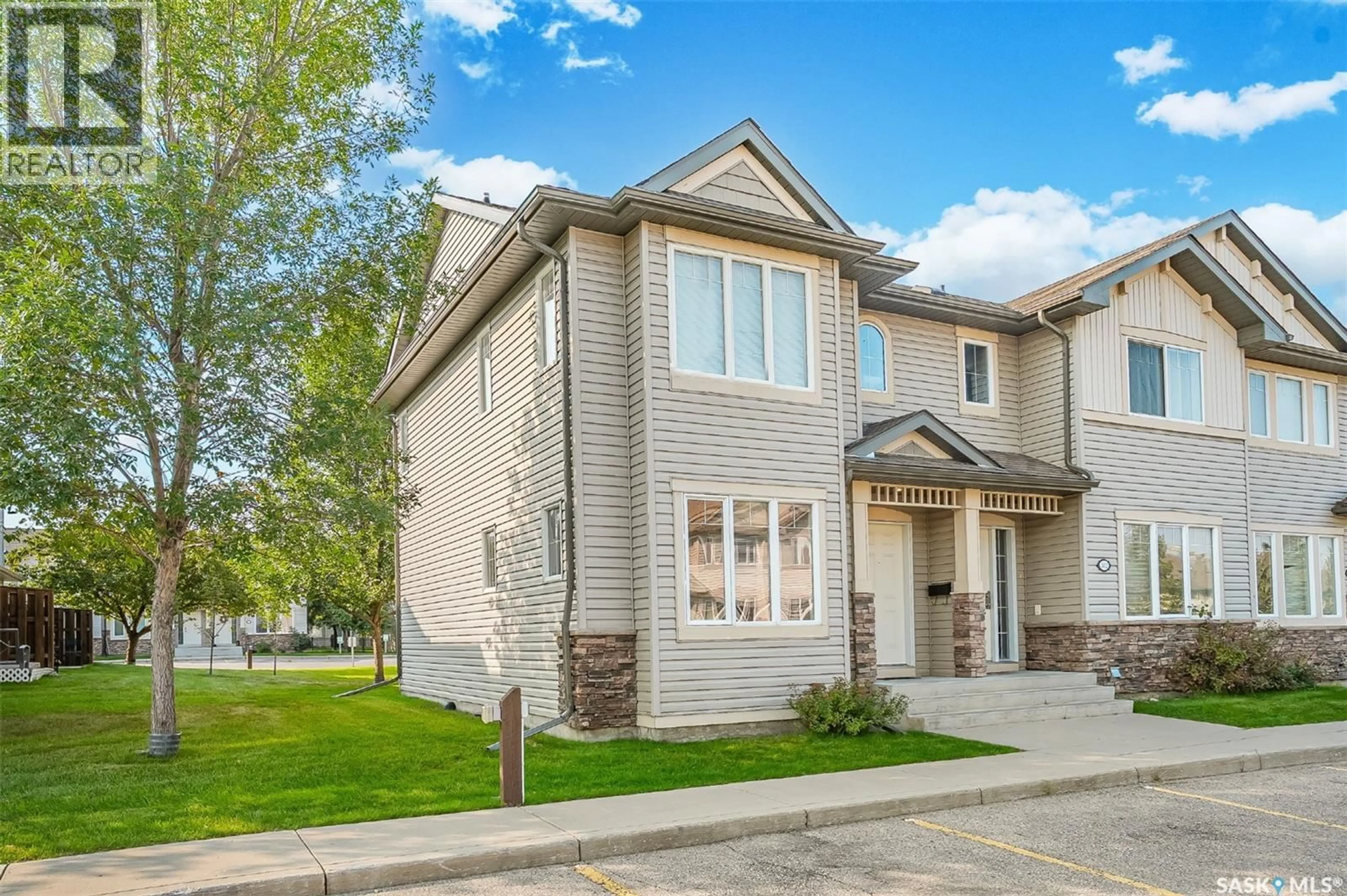 Home with vinyl exterior material, street for 301 415 LYND CRESCENT, Saskatoon Saskatchewan S7T0C2