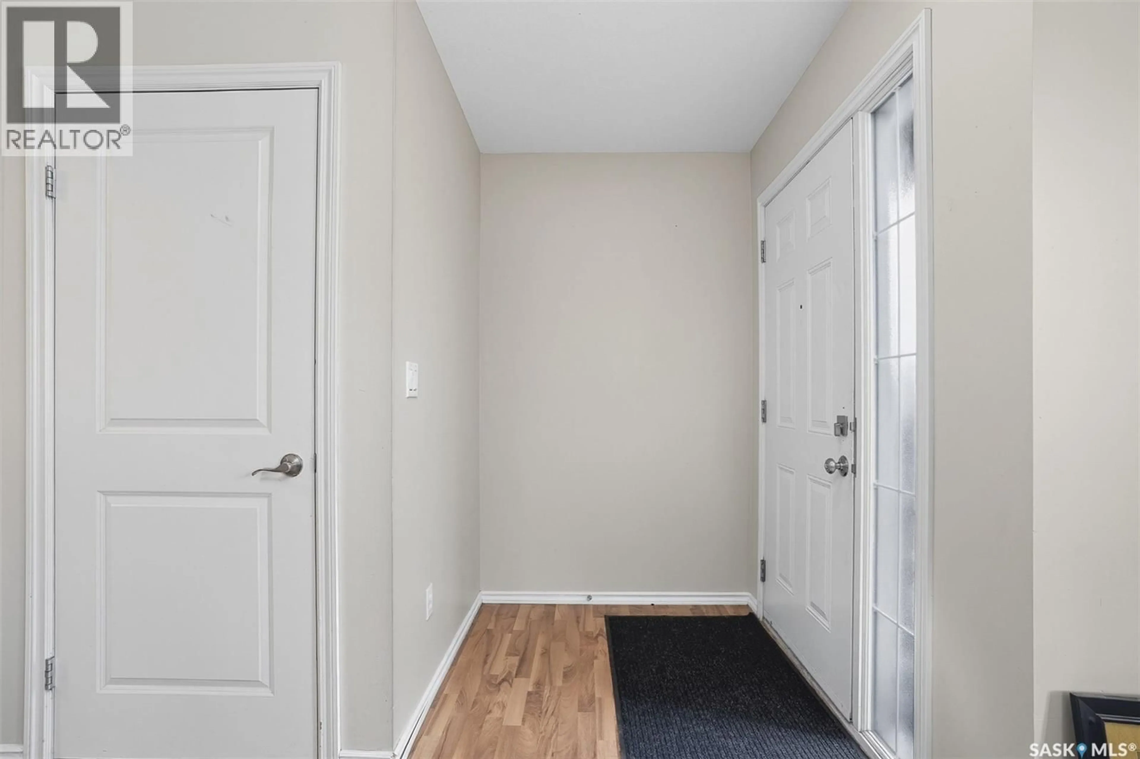 Indoor entryway for 301 415 LYND CRESCENT, Saskatoon Saskatchewan S7T0C2