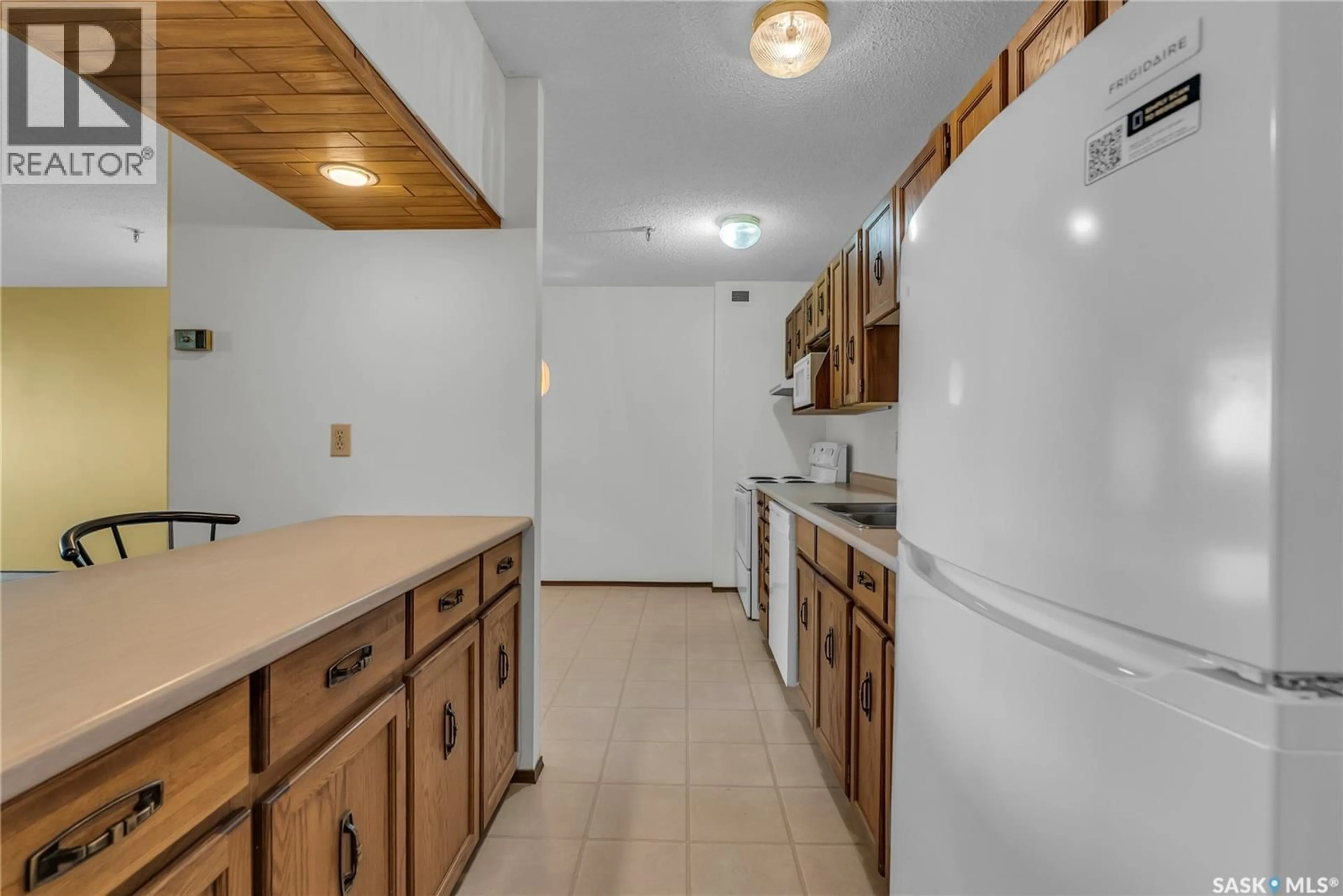 Standard kitchen, unknown for 605 351 SAGUENAY DRIVE, Saskatoon Saskatchewan S7K5T4