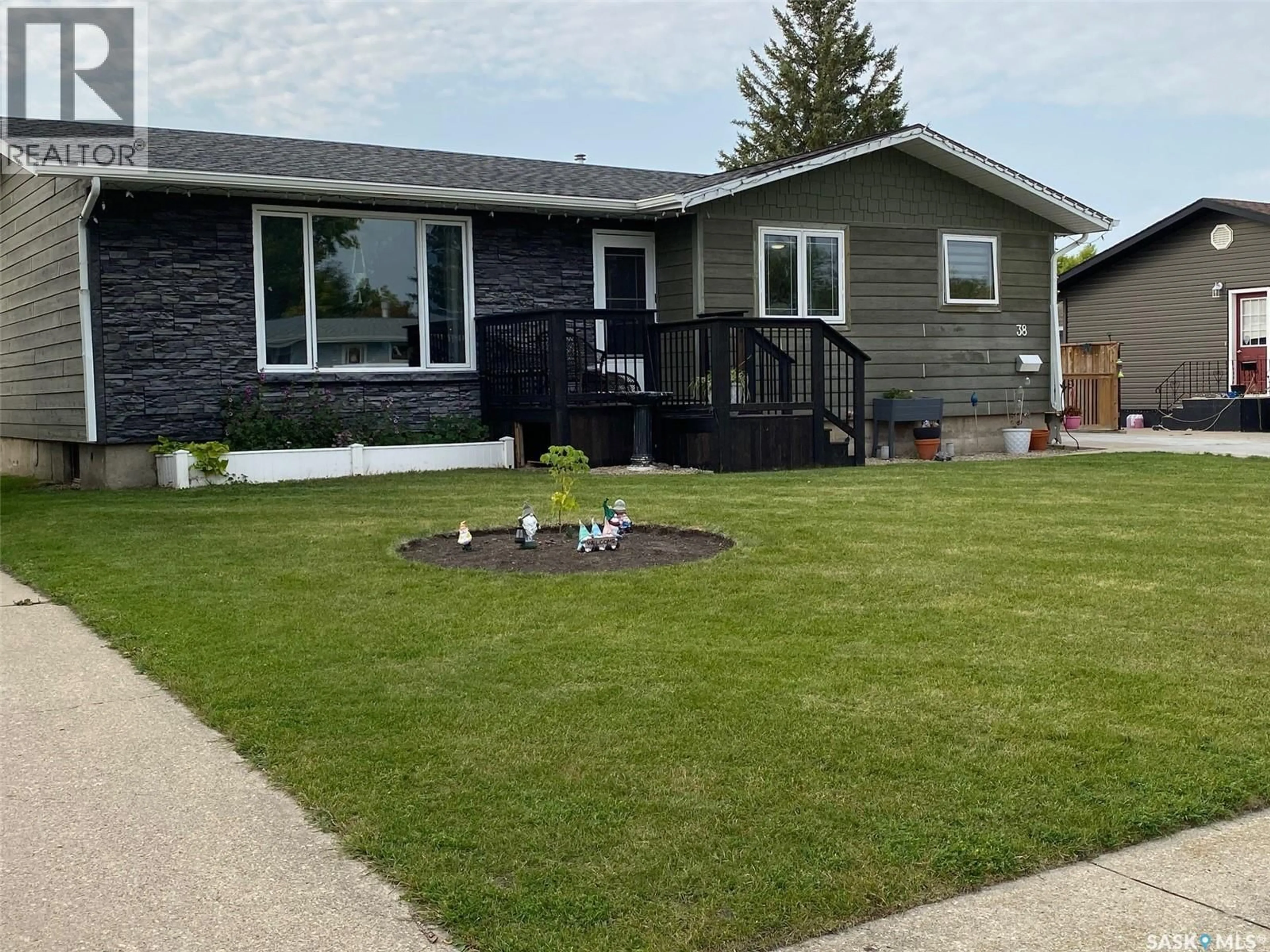 Home with vinyl exterior material, street for 38 CHARLESWOOD CRESCENT, Yorkton Saskatchewan S3N2R6