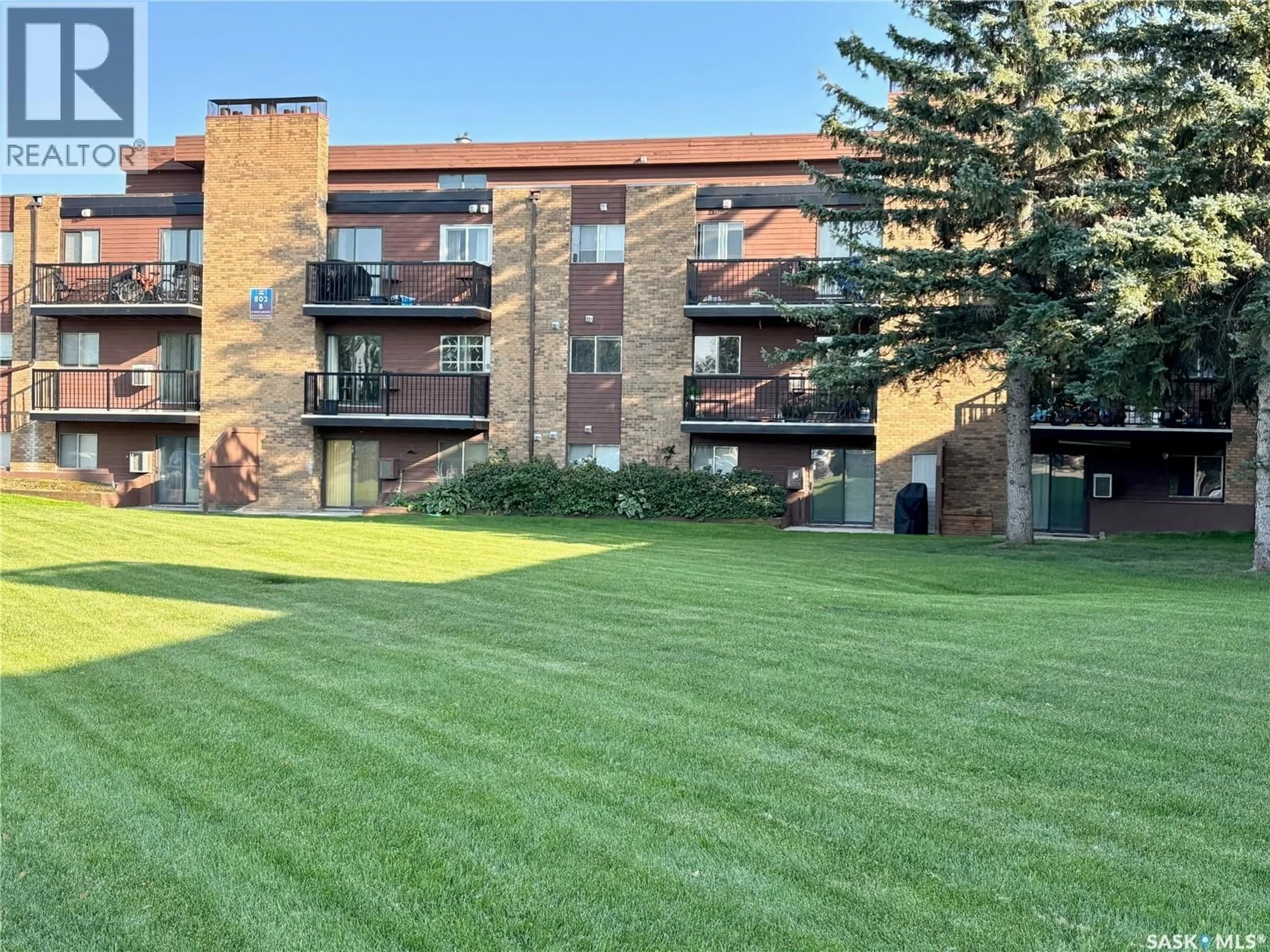 A pic from outside/outdoor area/front of a property/back of a property/a pic from drone, unknown for 802B - 108 KINGSMERE BOULEVARD, Saskatoon Saskatchewan S7J4B7