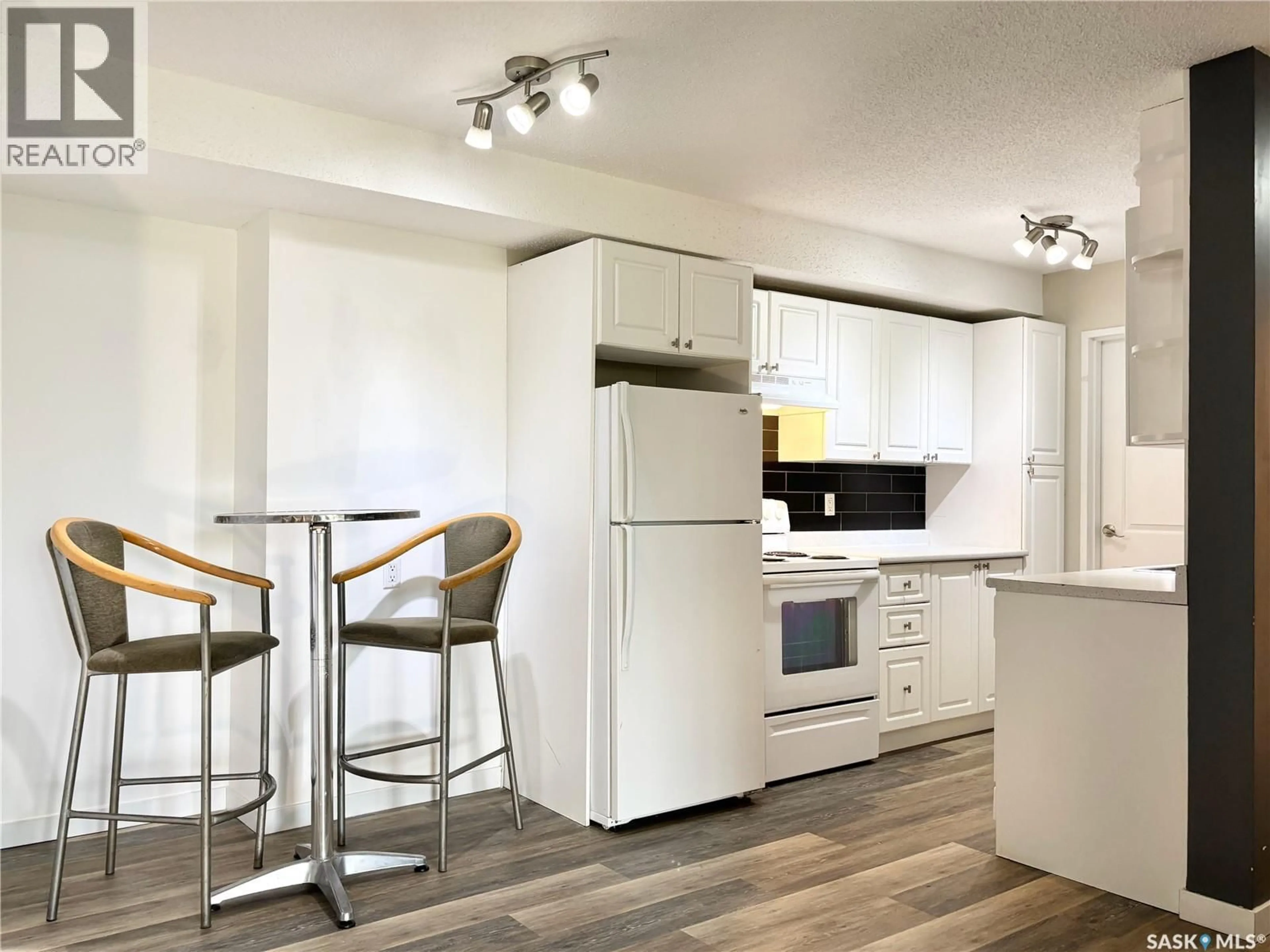 Standard kitchen, wood/laminate floor for 802B - 108 KINGSMERE BOULEVARD, Saskatoon Saskatchewan S7J4B7