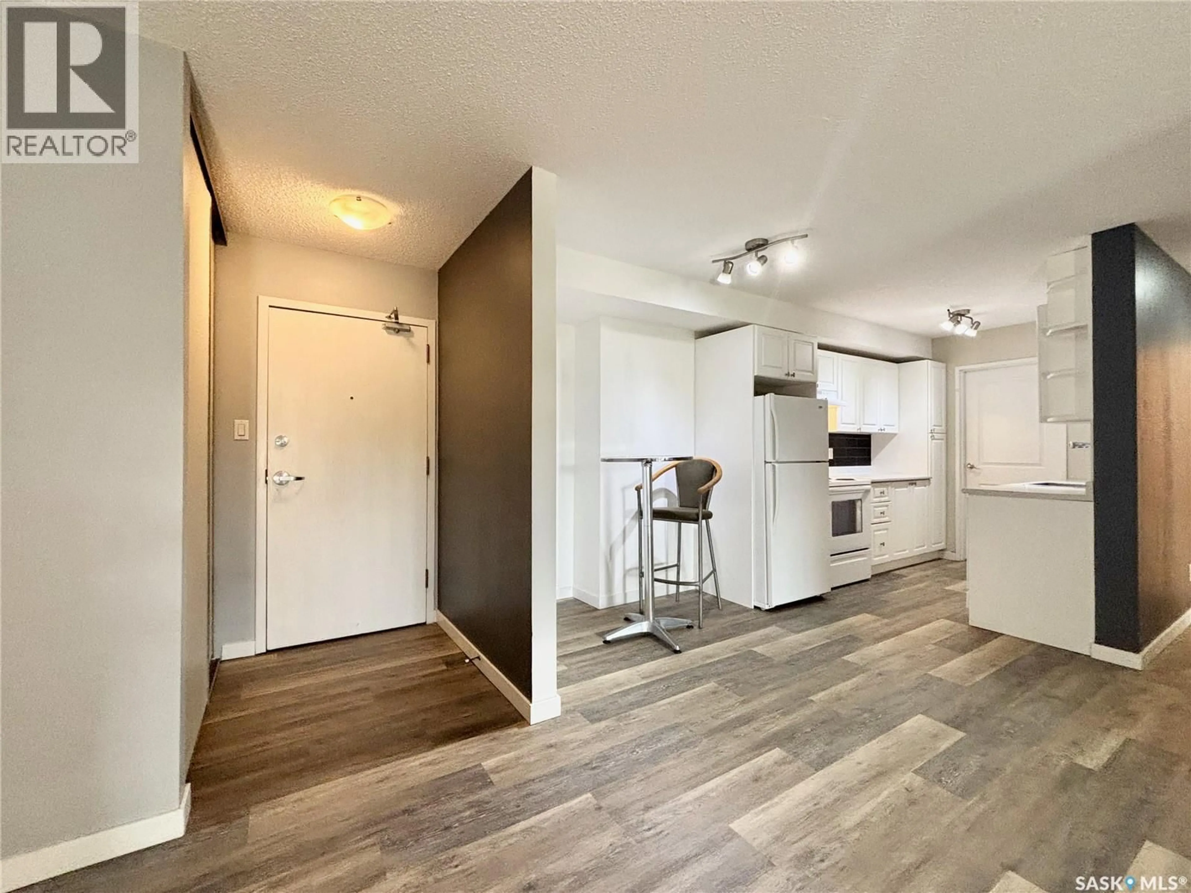 Indoor entryway for 802B - 108 KINGSMERE BOULEVARD, Saskatoon Saskatchewan S7J4B7
