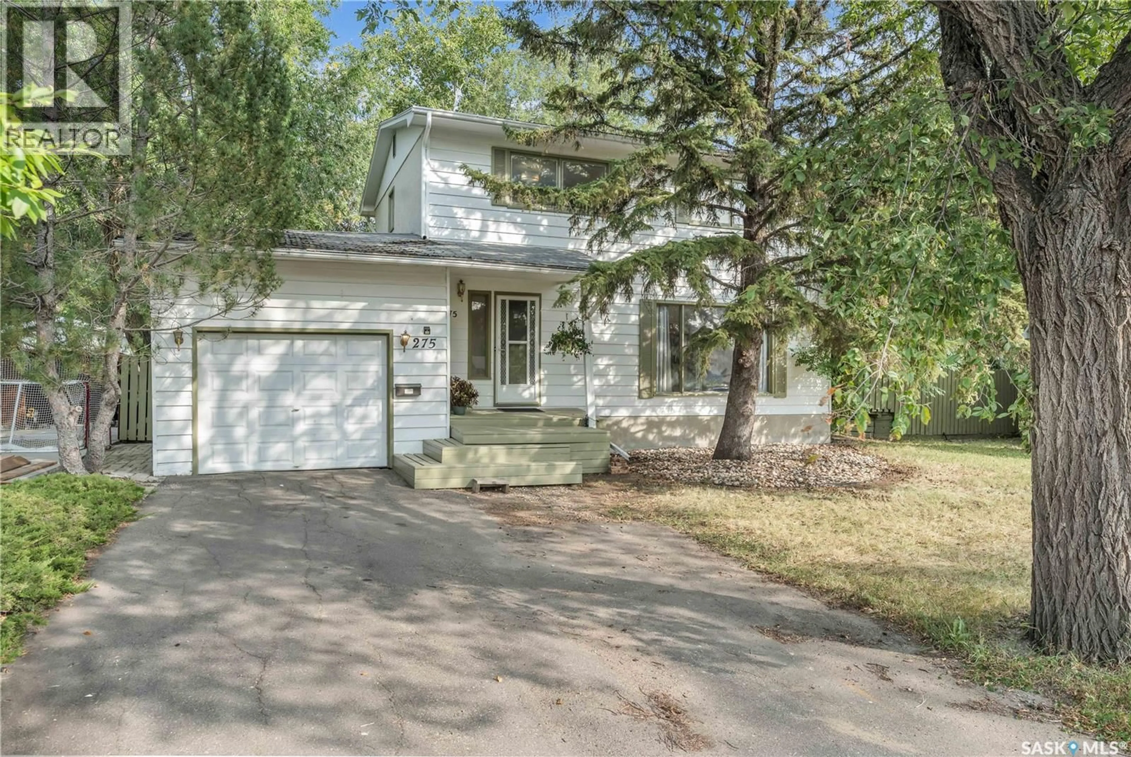 Home with vinyl exterior material, street for 275 LOGAN CRESCENT, Regina Saskatchewan S4S5S8
