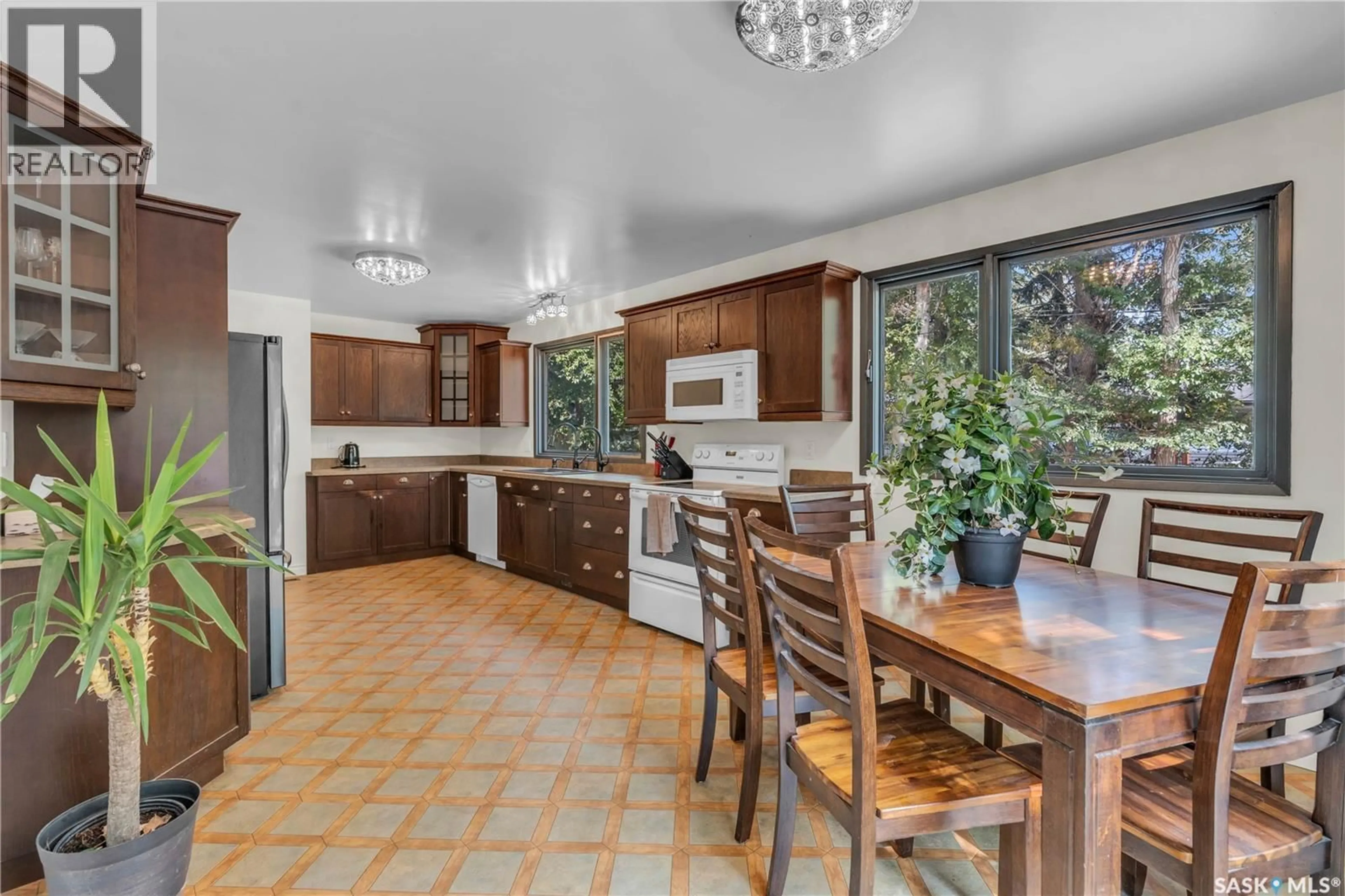 Open concept kitchen, ceramic/tile floor for 275 LOGAN CRESCENT, Regina Saskatchewan S4S5S8