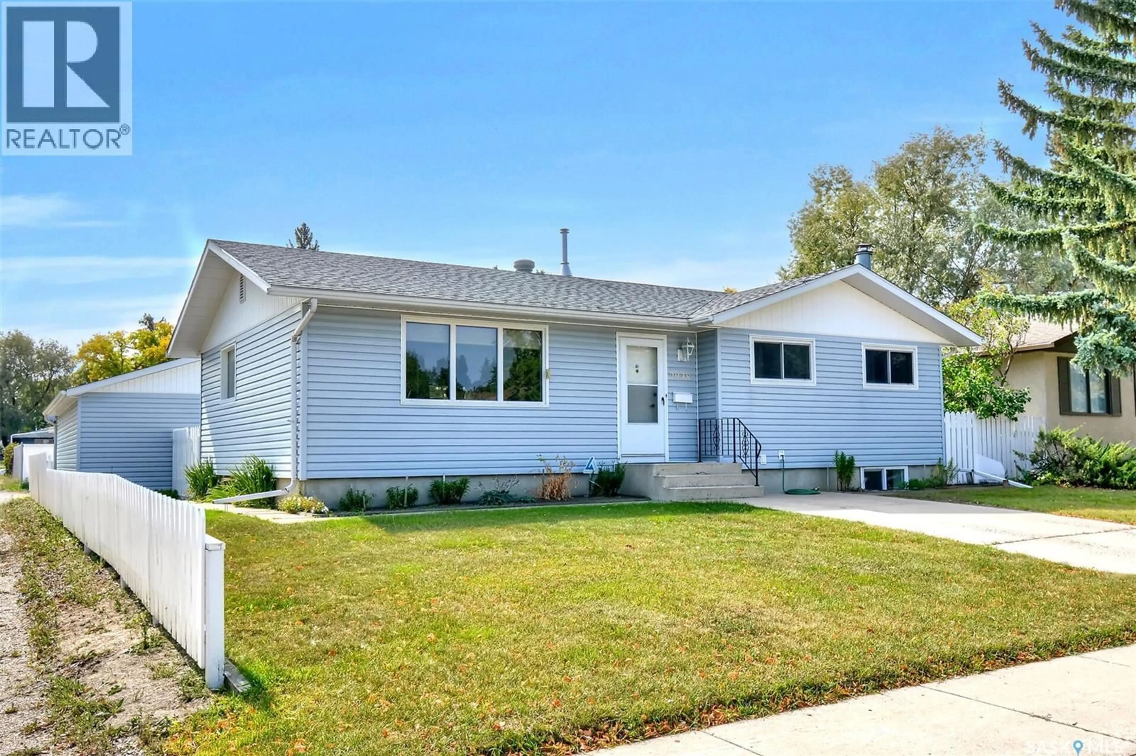Home with vinyl exterior material, street for 2938 EASTVIEW, Saskatoon Saskatchewan S7J3H9