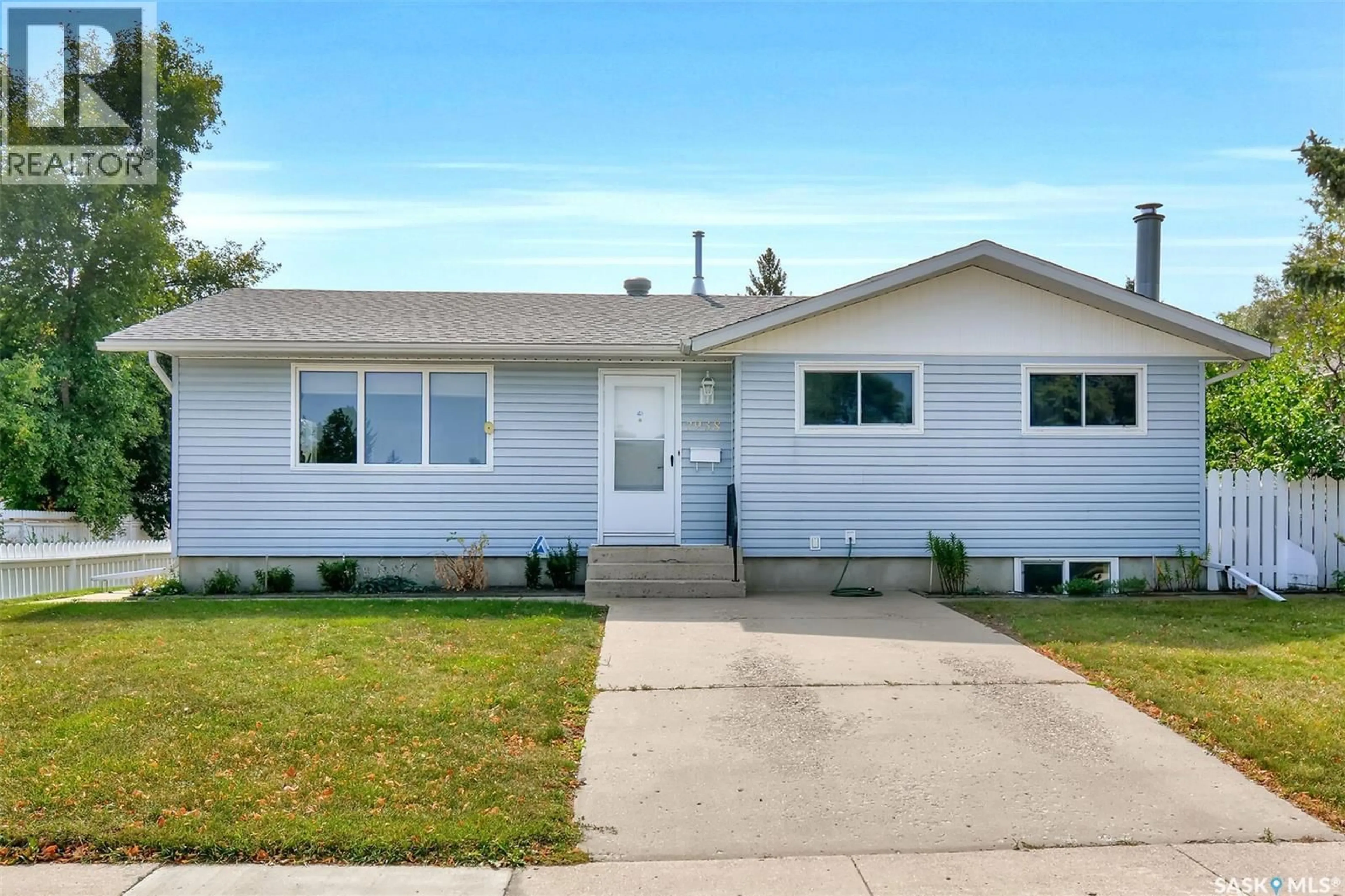 Home with vinyl exterior material, street for 2938 EASTVIEW, Saskatoon Saskatchewan S7J3H9