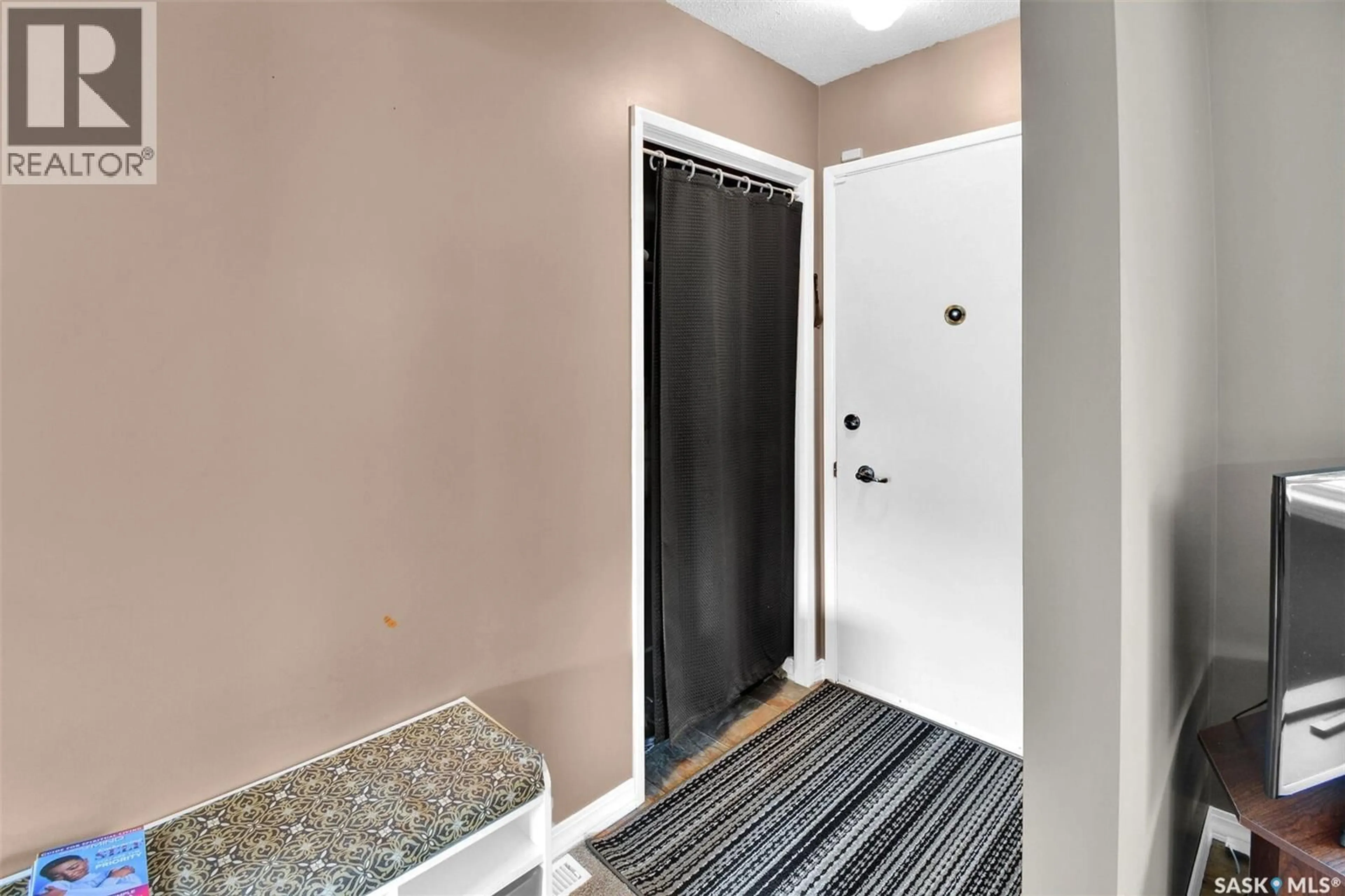 Indoor entryway for 2938 EASTVIEW, Saskatoon Saskatchewan S7J3H9