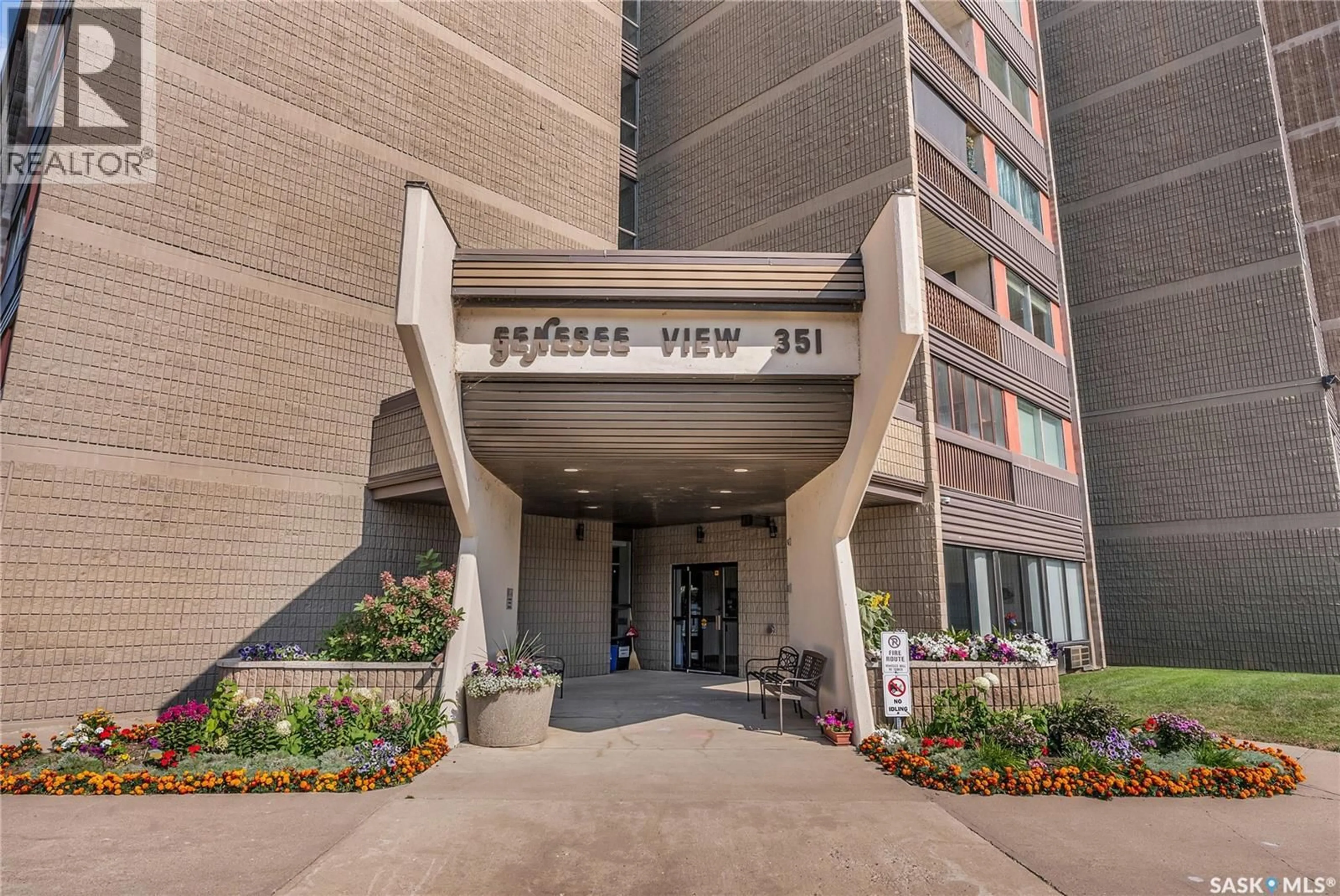 Indoor foyer for 351 - 309 SAGUENAY DRIVE, Saskatoon Saskatchewan S7K5T4