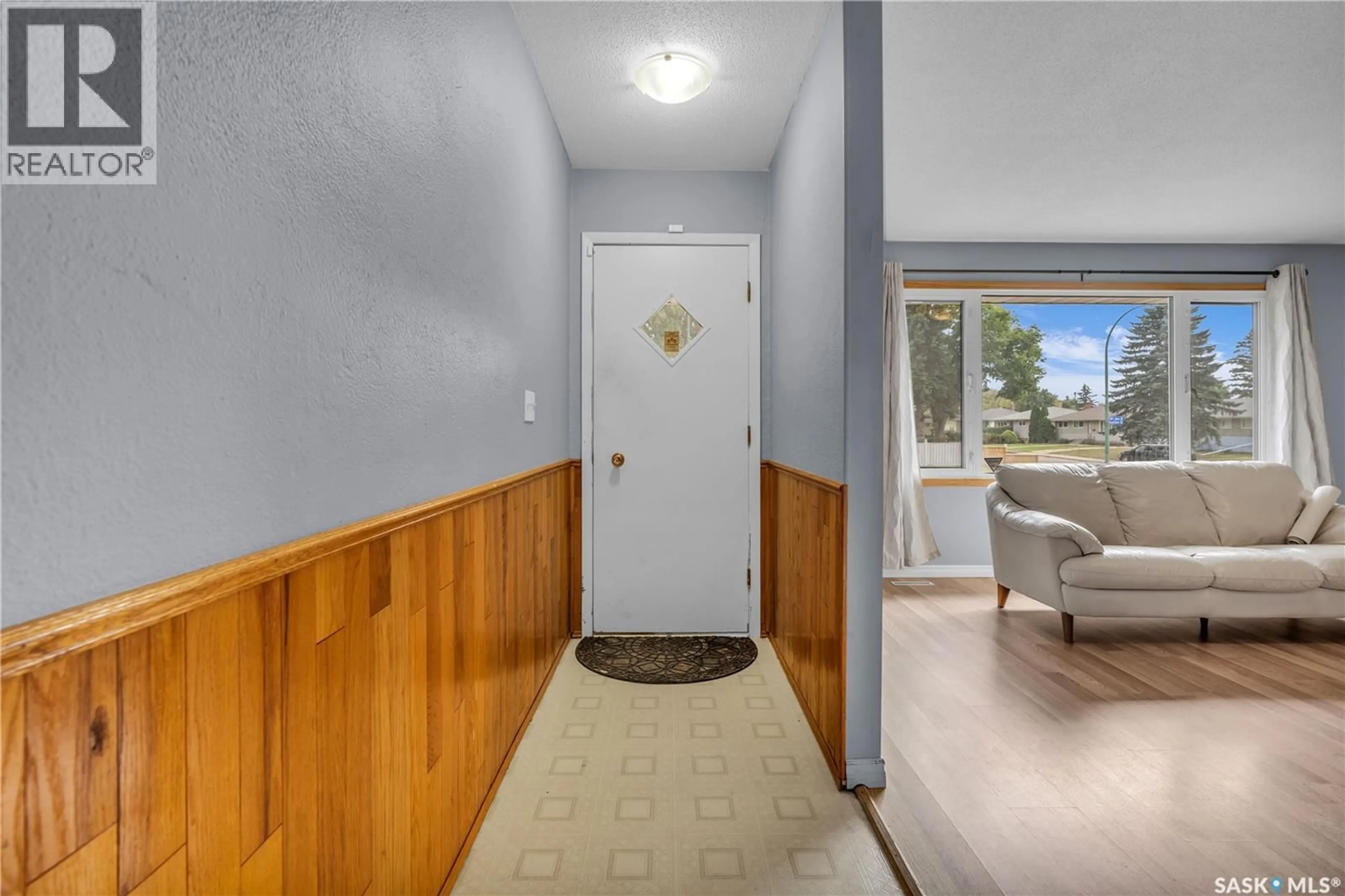 Indoor entryway for 1946 8TH AVENUE, Regina Saskatchewan S4R0G6