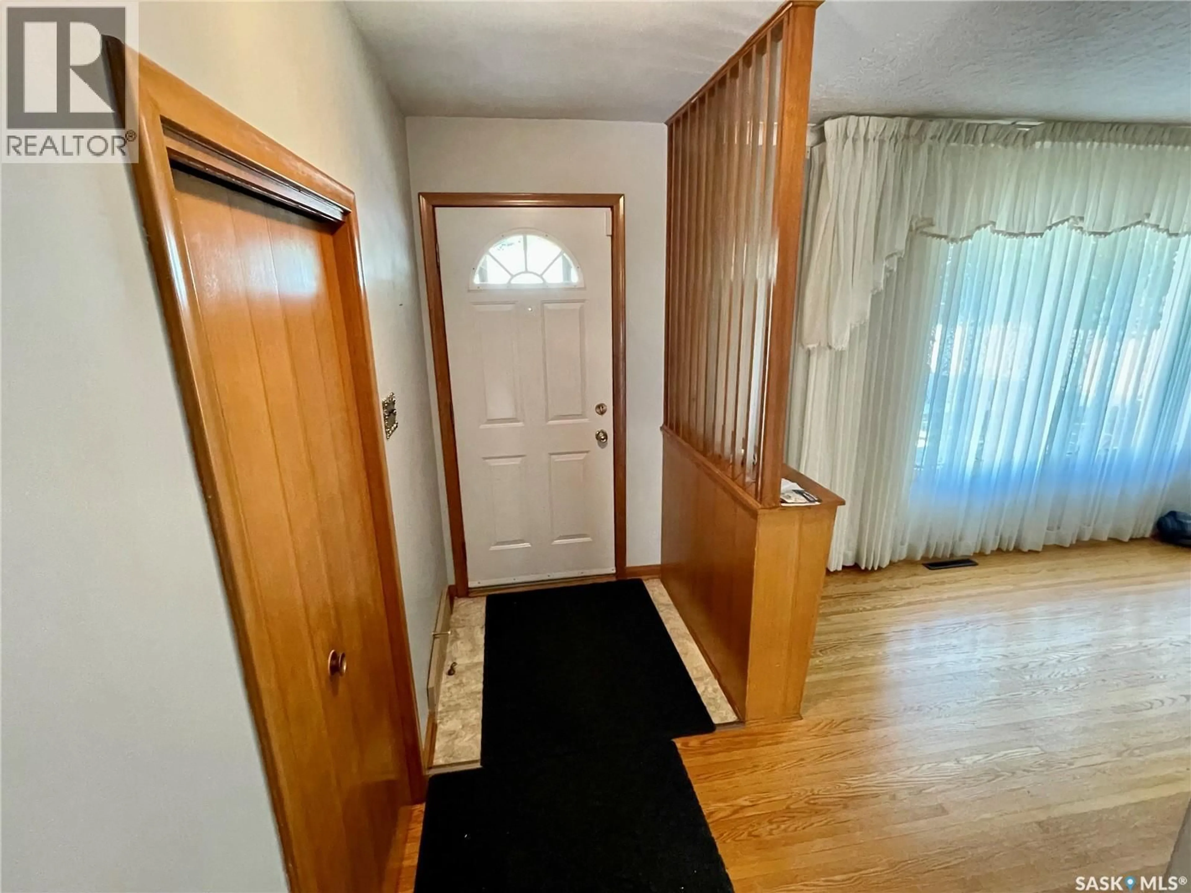 Indoor entryway for 2202 EWART AVENUE, Saskatoon Saskatchewan S7J1Y2