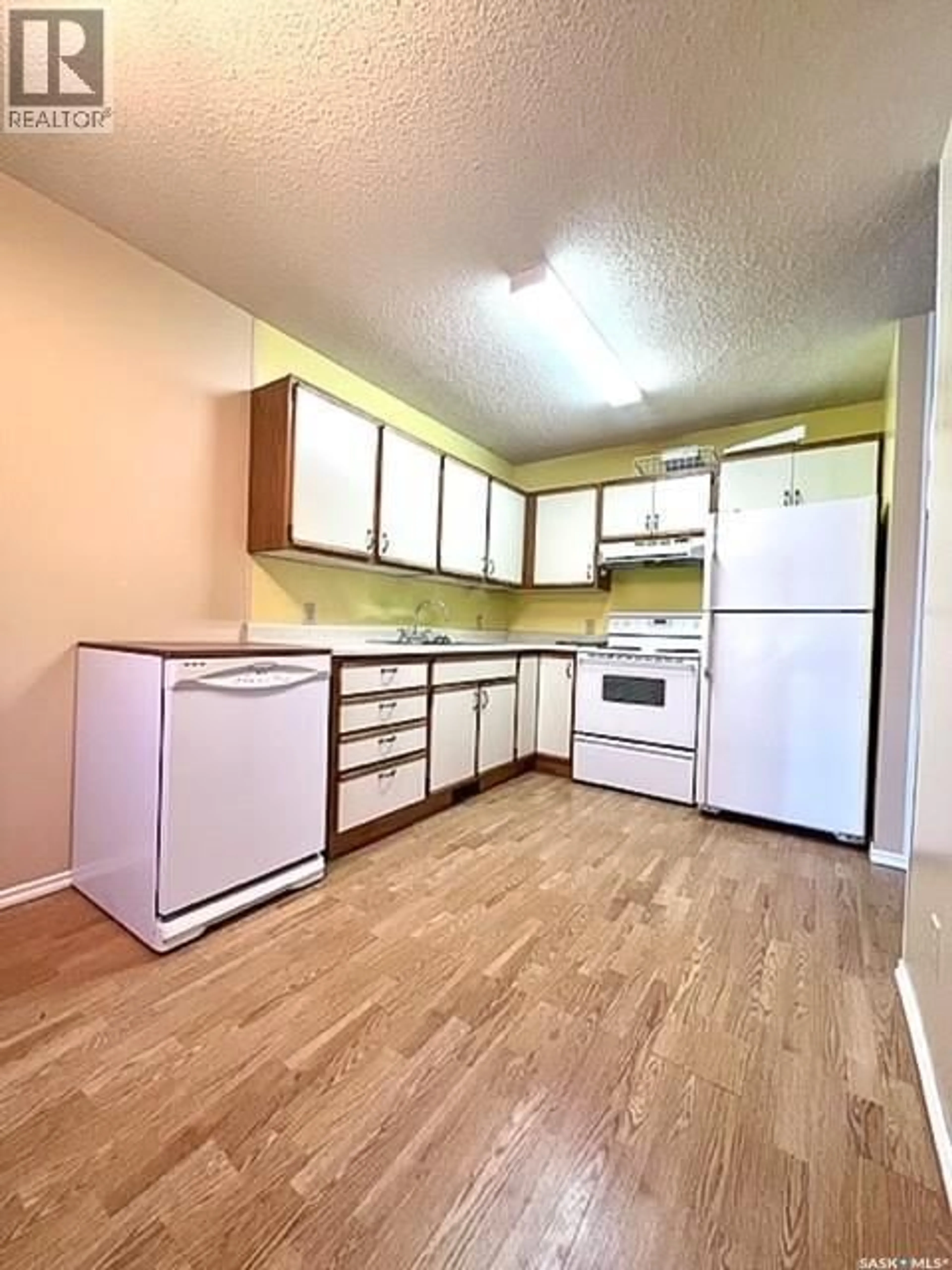 Standard kitchen, unknown for S - 3 34 CENTRAL AVENUE, Swift Current Saskatchewan S9H3E6