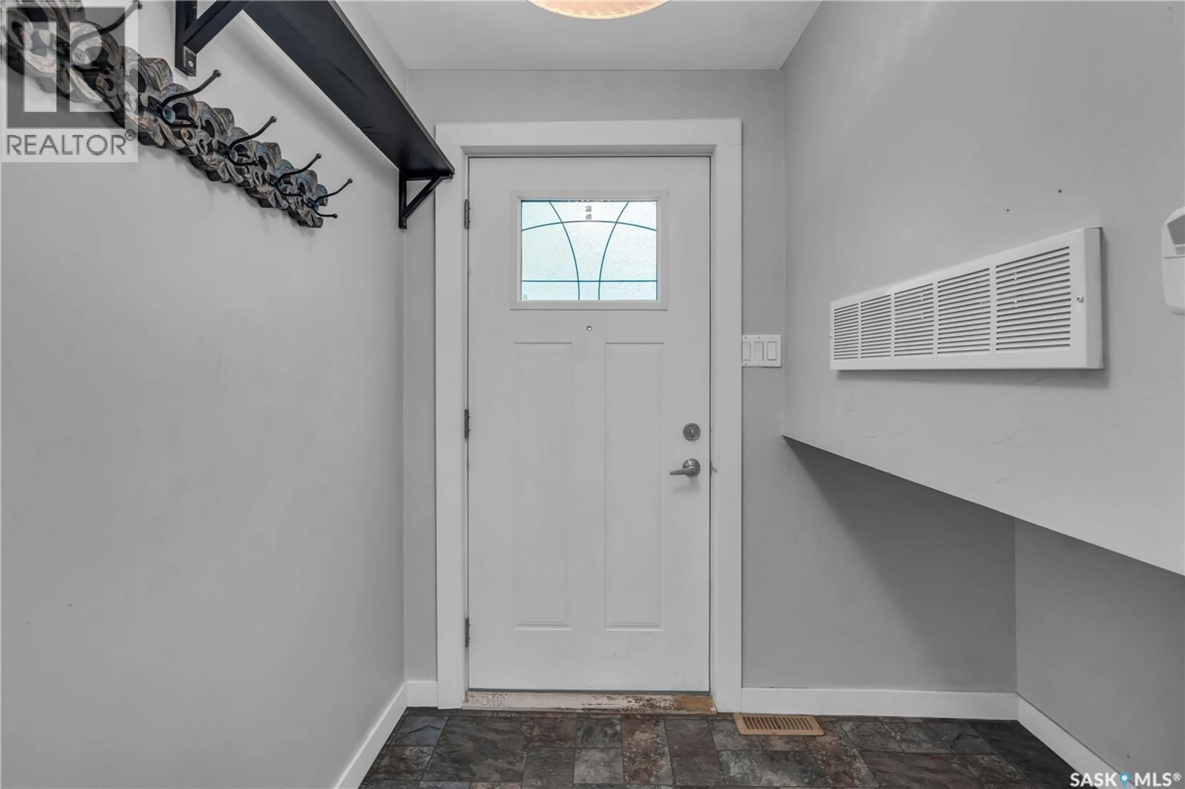 Indoor entryway for E - 204 4TH STREET, Saskatoon Saskatchewan S7H1J1