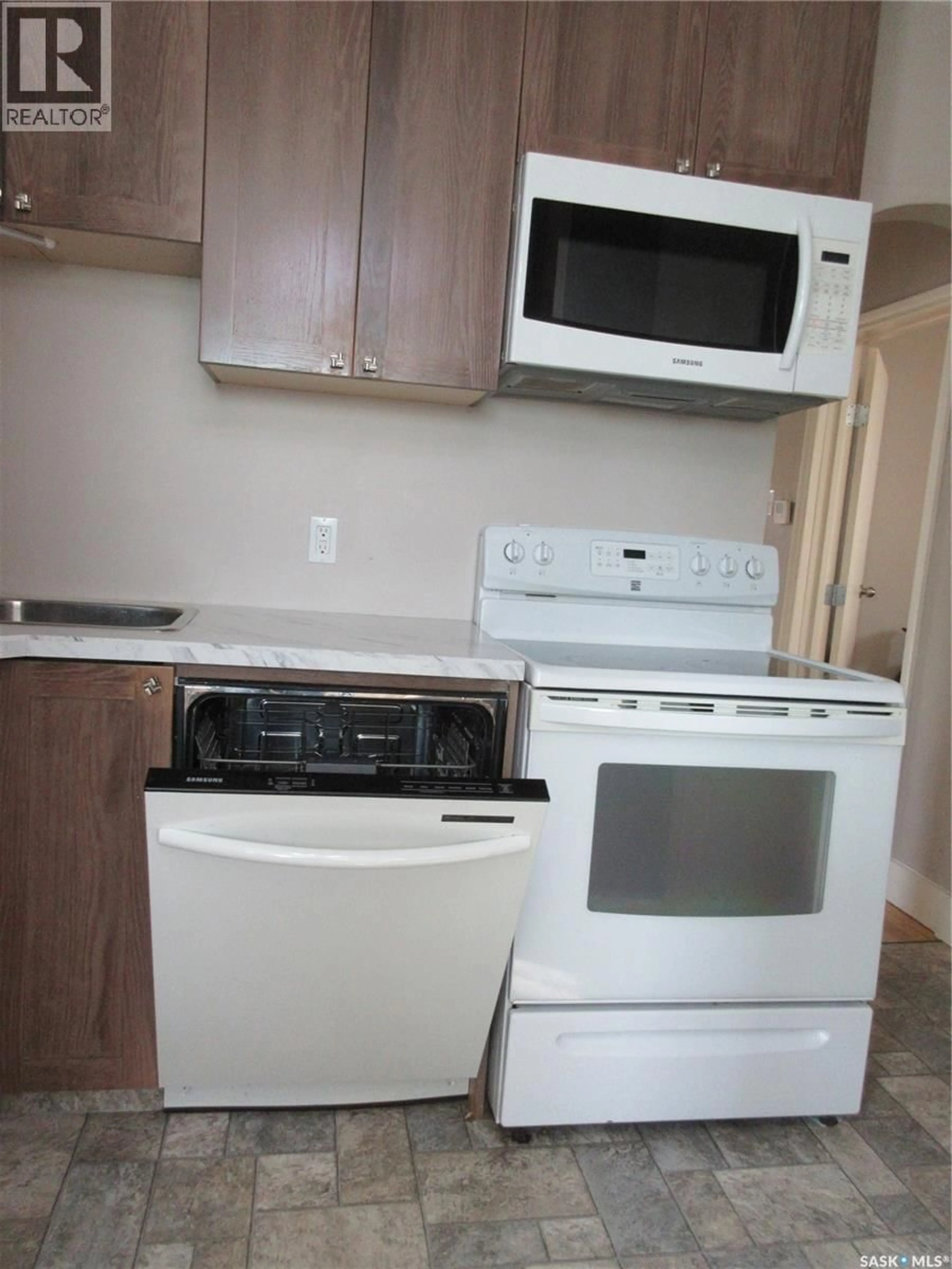 Standard kitchen, unknown for 2645 BRODER STREET, Regina Saskatchewan S4N3T6