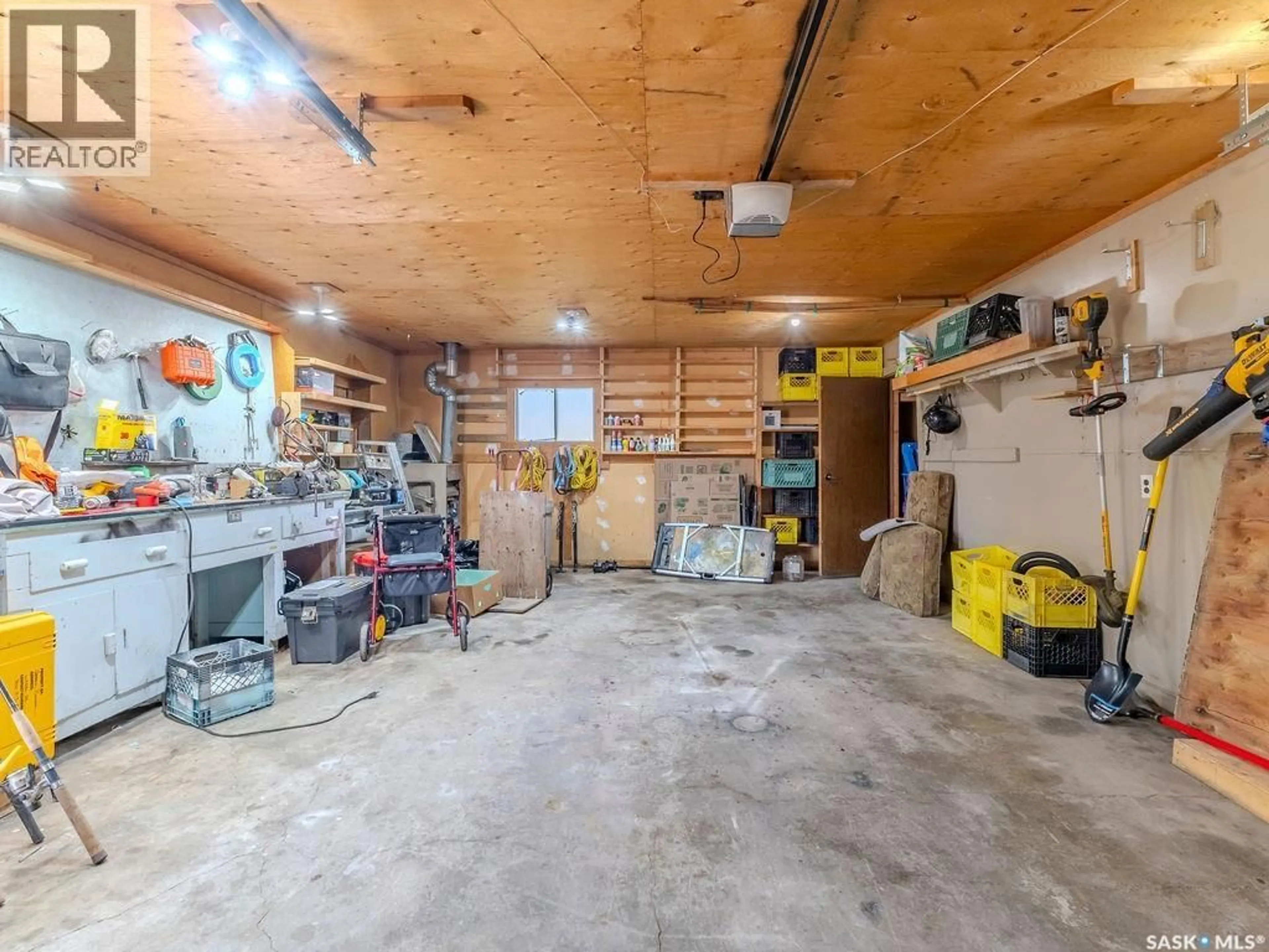 Indoor garage for 215 7TH STREET, Wakaw Saskatchewan S0K4P0