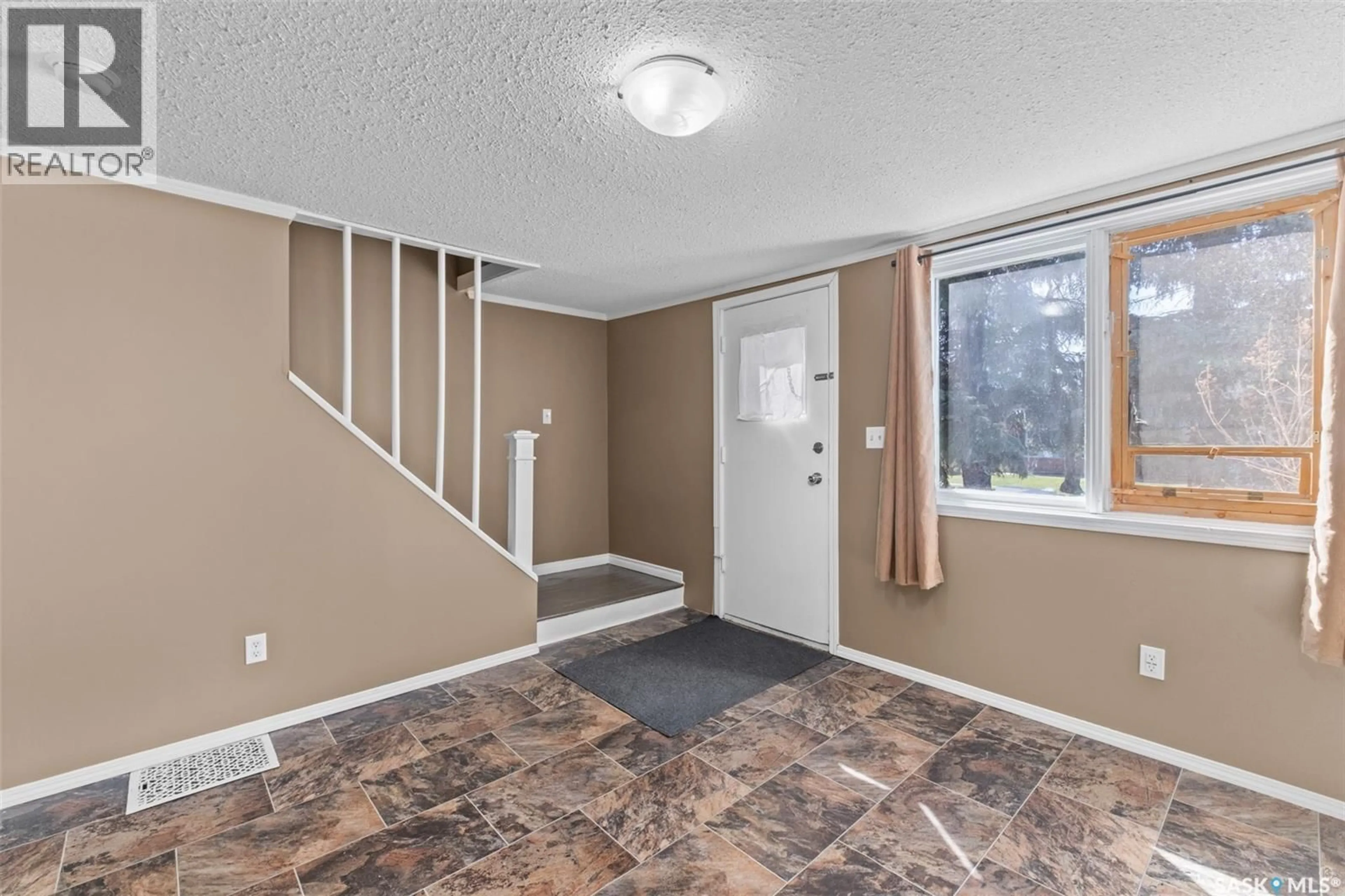 Indoor entryway for 426 10TH STREET, Prince Albert Saskatchewan S6V0Z4
