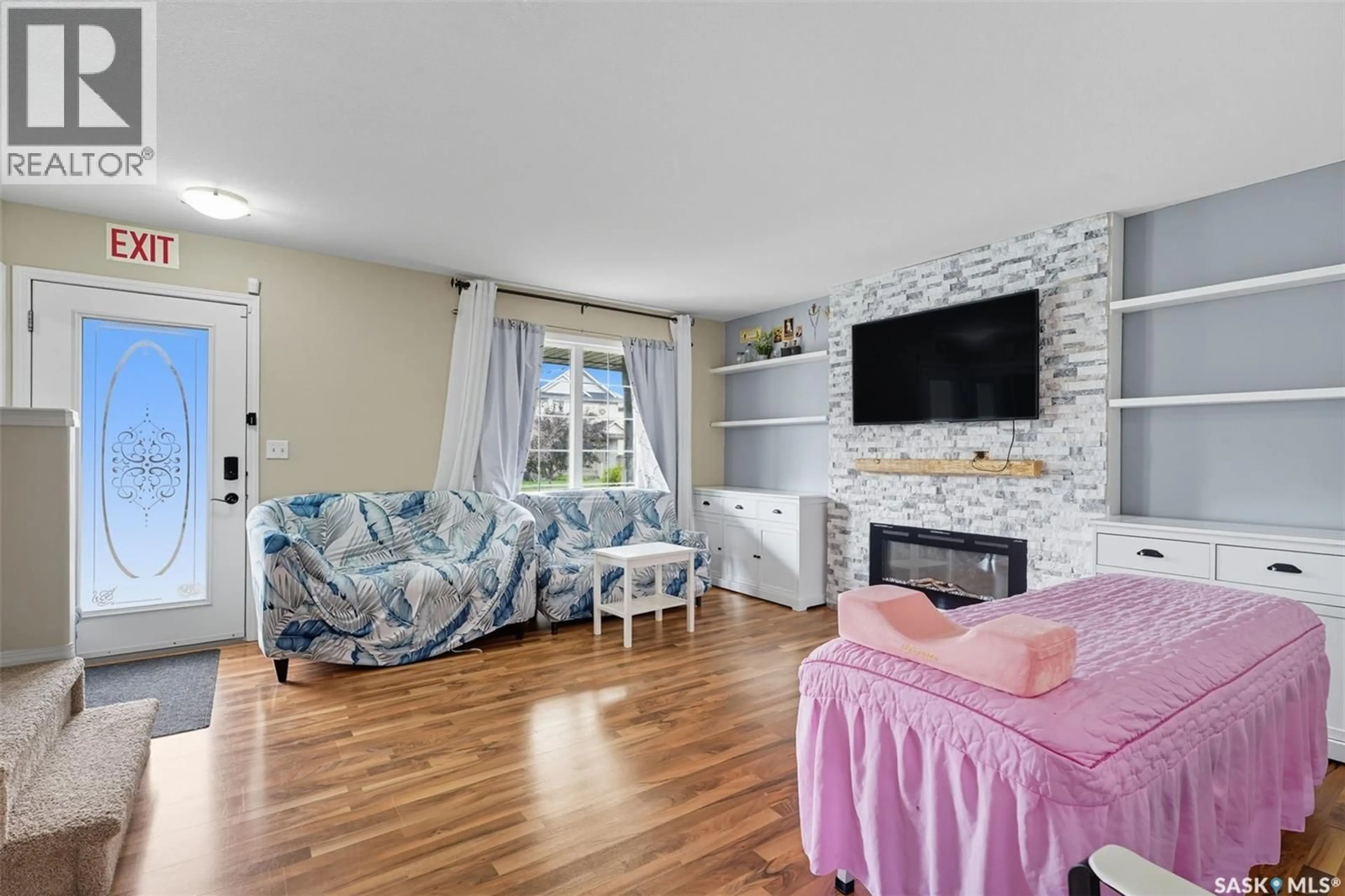 Living room with furniture, unknown for 518 DENHAM WAY, Saskatoon Saskatchewan S7R1E7