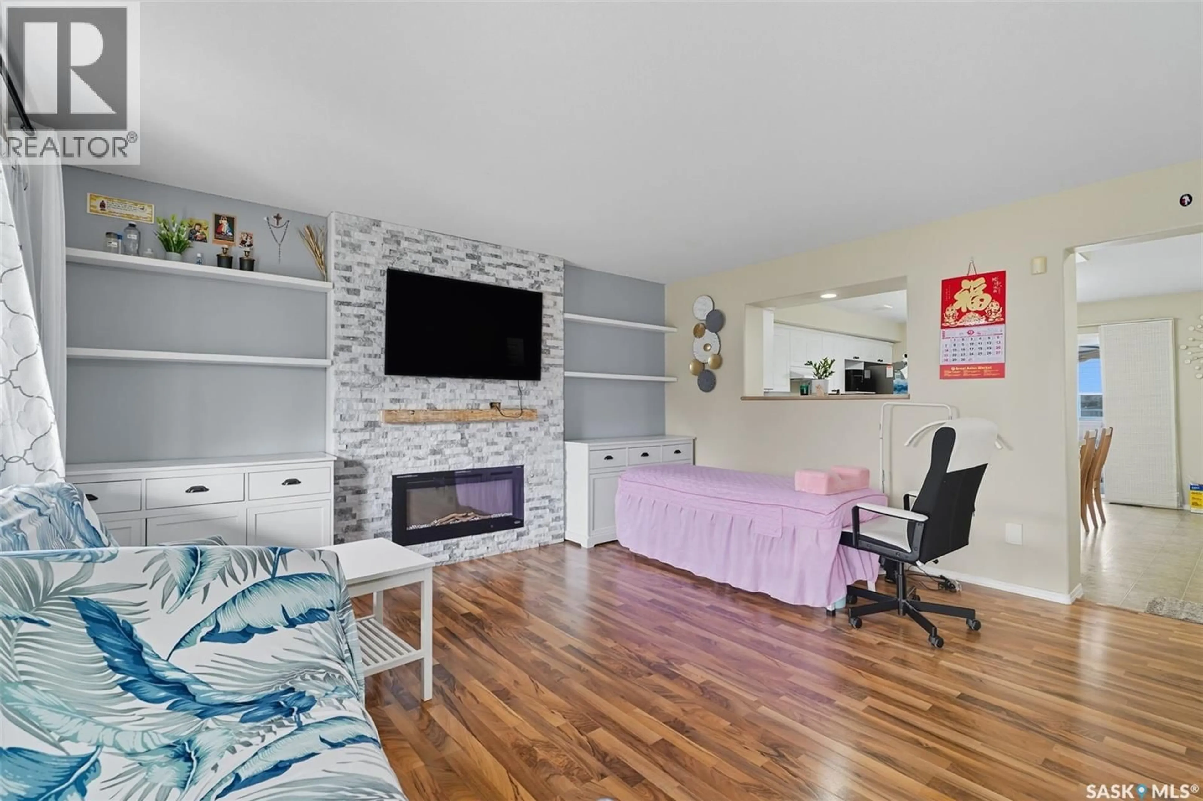 Living room with furniture, wood/laminate floor for 518 DENHAM WAY, Saskatoon Saskatchewan S7R1E7