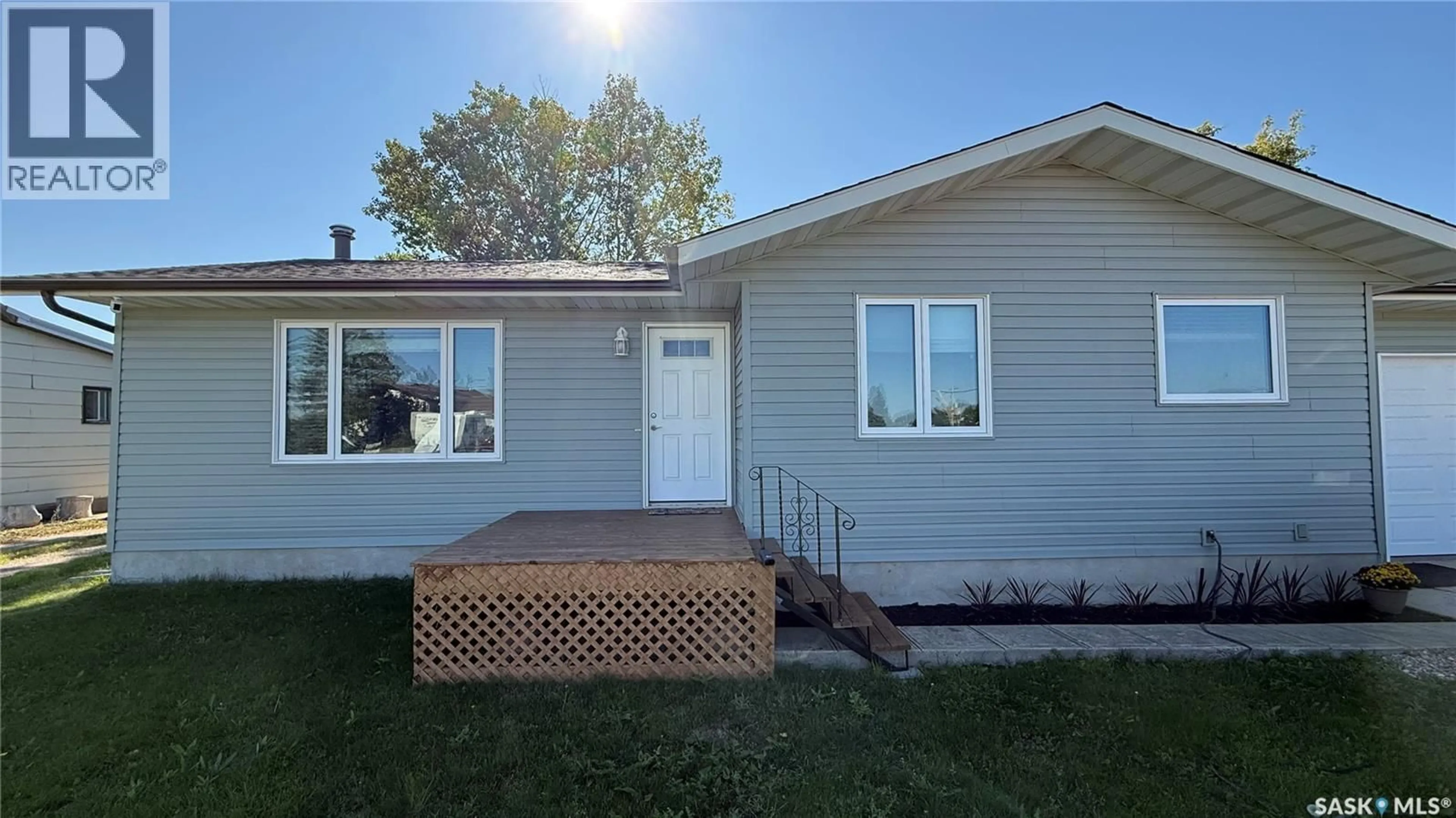 Home with vinyl exterior material, street for 405 LINCOLN AVENUE, Hanley Saskatchewan S0G2E0