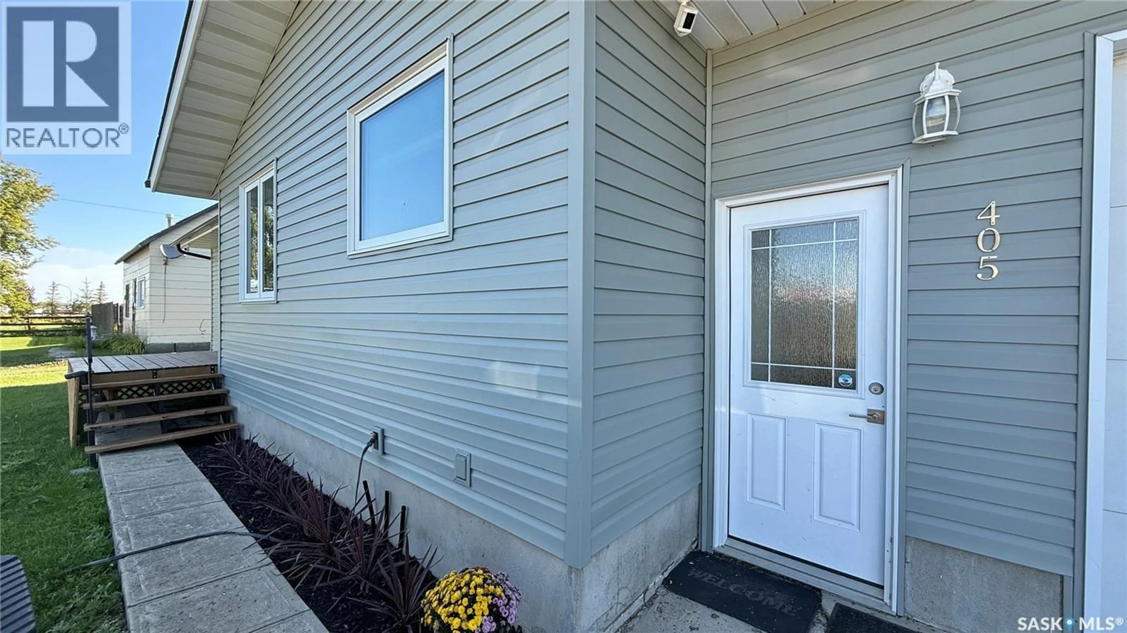 Home with vinyl exterior material, street for 405 LINCOLN AVENUE, Hanley Saskatchewan S0G2E0