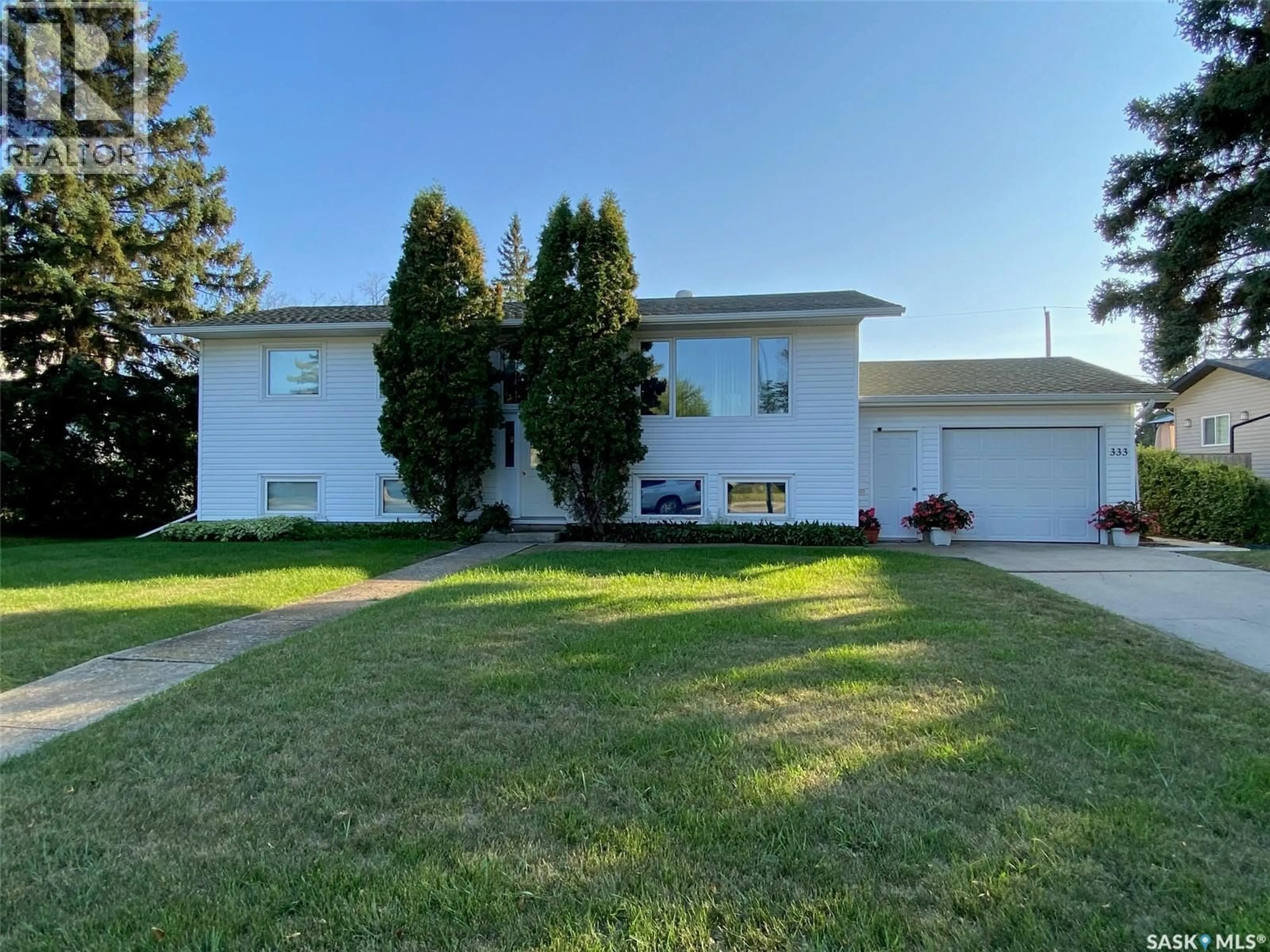 A pic from outside/outdoor area/front of a property/back of a property/a pic from drone, street for 333 7TH AVENUE, Melville Saskatchewan S0A2P0