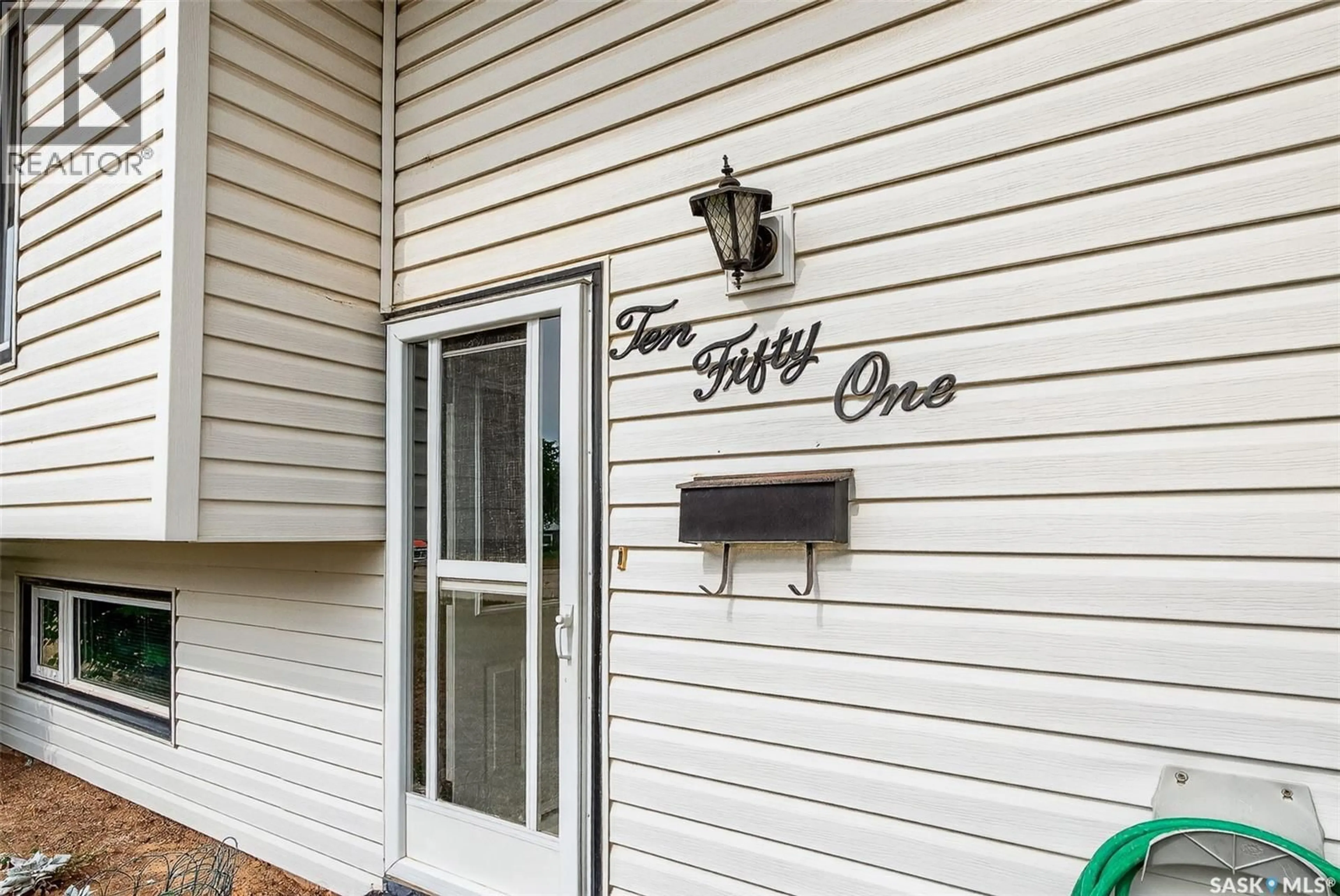 Indoor foyer for 1051 CORMAN CRESCENT, Moose Jaw Saskatchewan S6H6V5