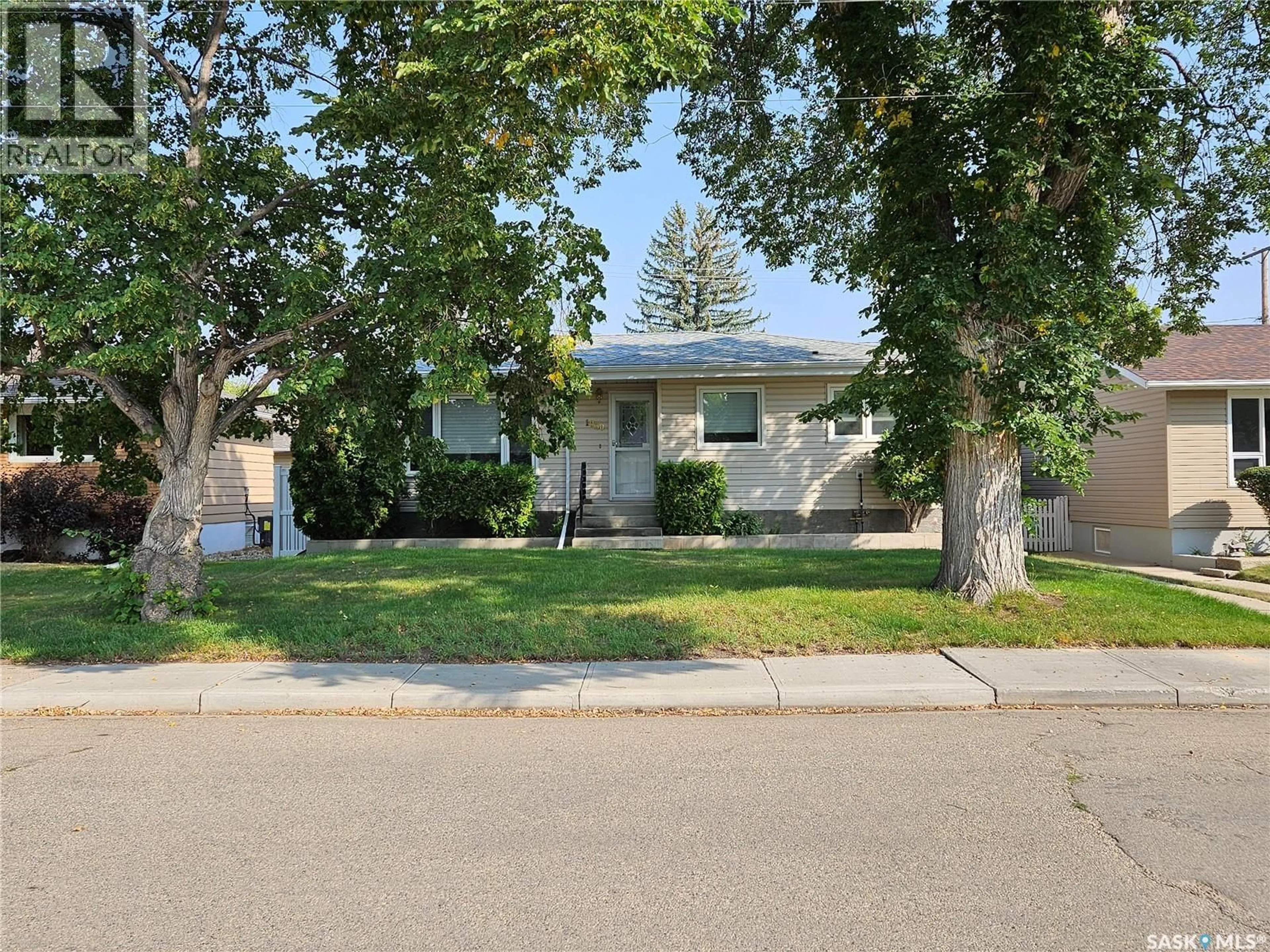 Home with vinyl exterior material, street for 1030 HENRY STREET, Moose Jaw Saskatchewan S6H3H4