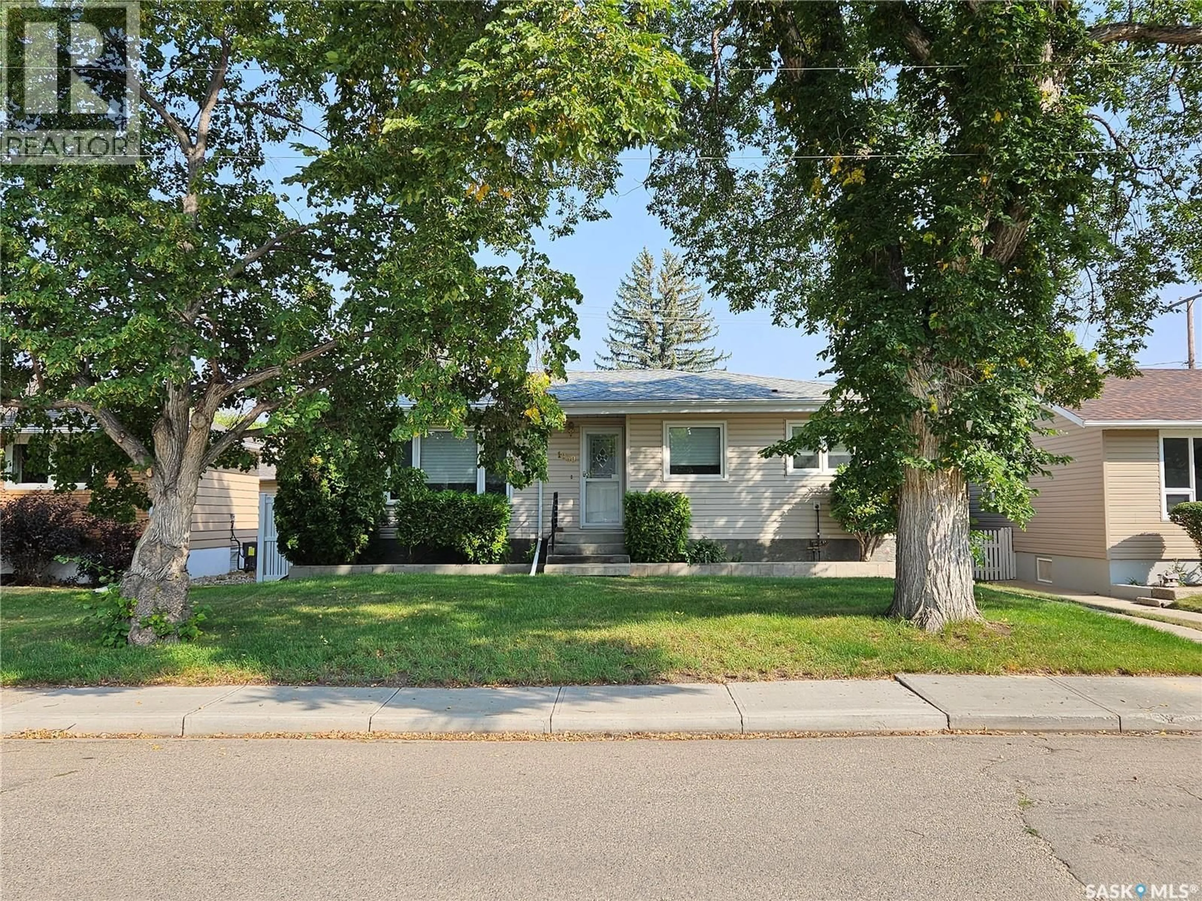 Home with vinyl exterior material, street for 1030 HENRY STREET, Moose Jaw Saskatchewan S6H3H4