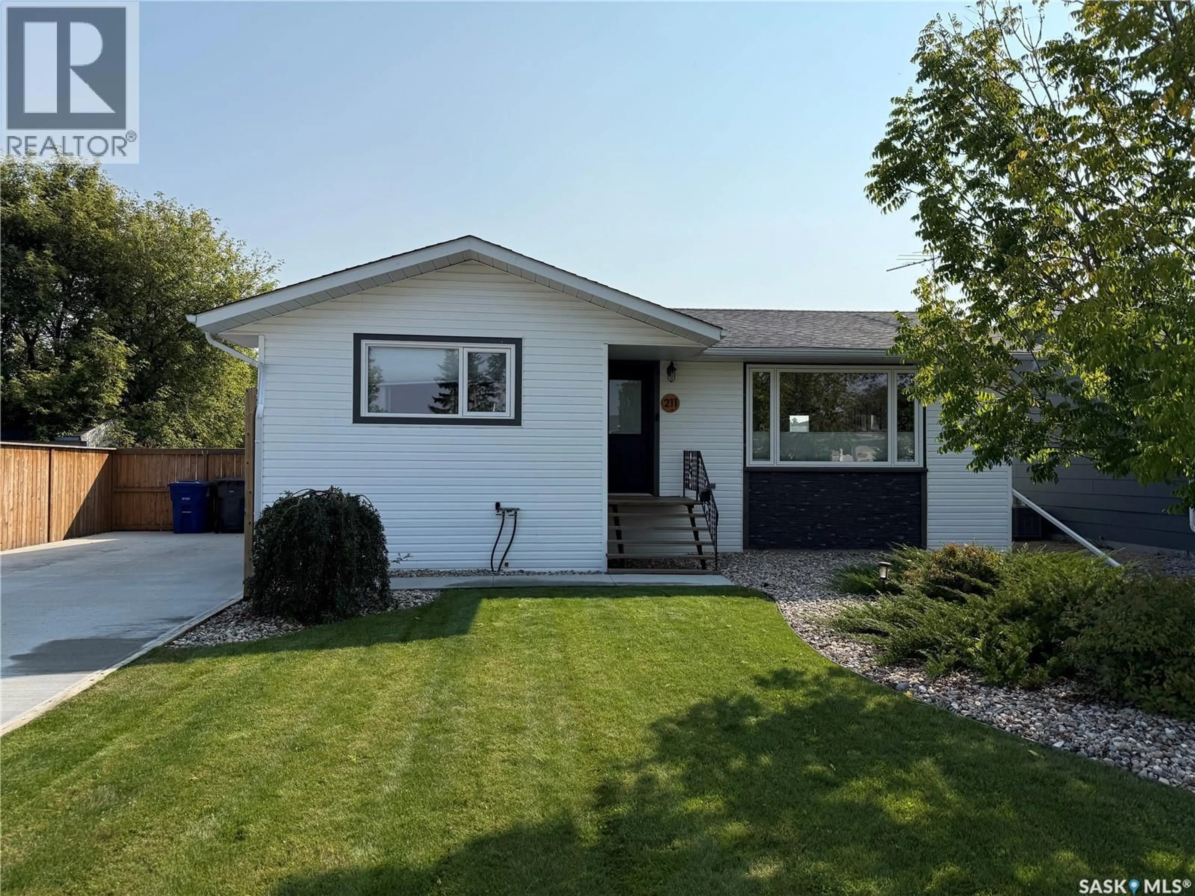 Home with vinyl exterior material, street for 211 19TH STREET, Battleford Saskatchewan S0M0E0