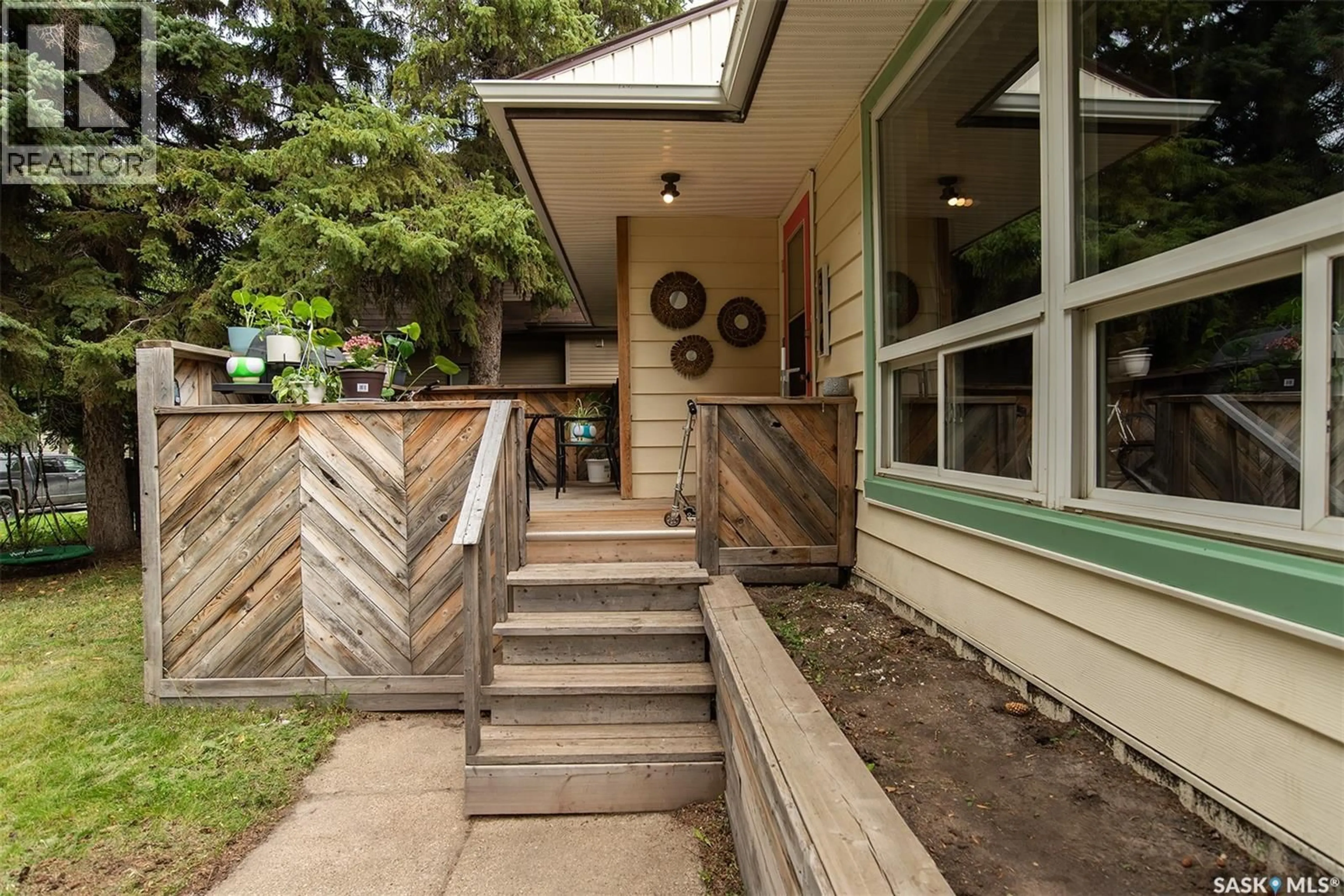Patio, street for 316 2ND STREET, Wynyard Saskatchewan S0A4T0