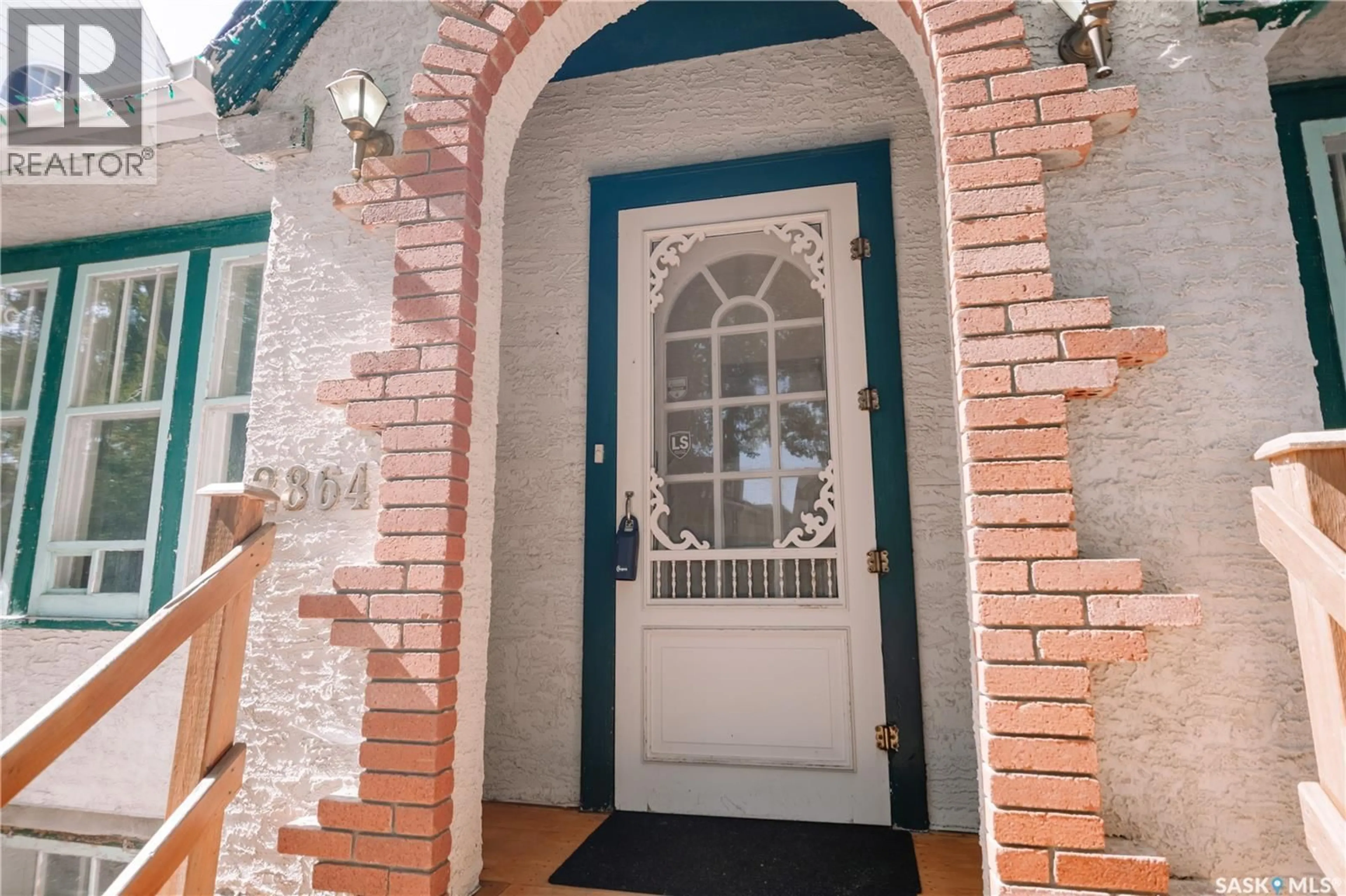Indoor entryway for 2864 ANGUS STREET, Regina Saskatchewan S4S1N8