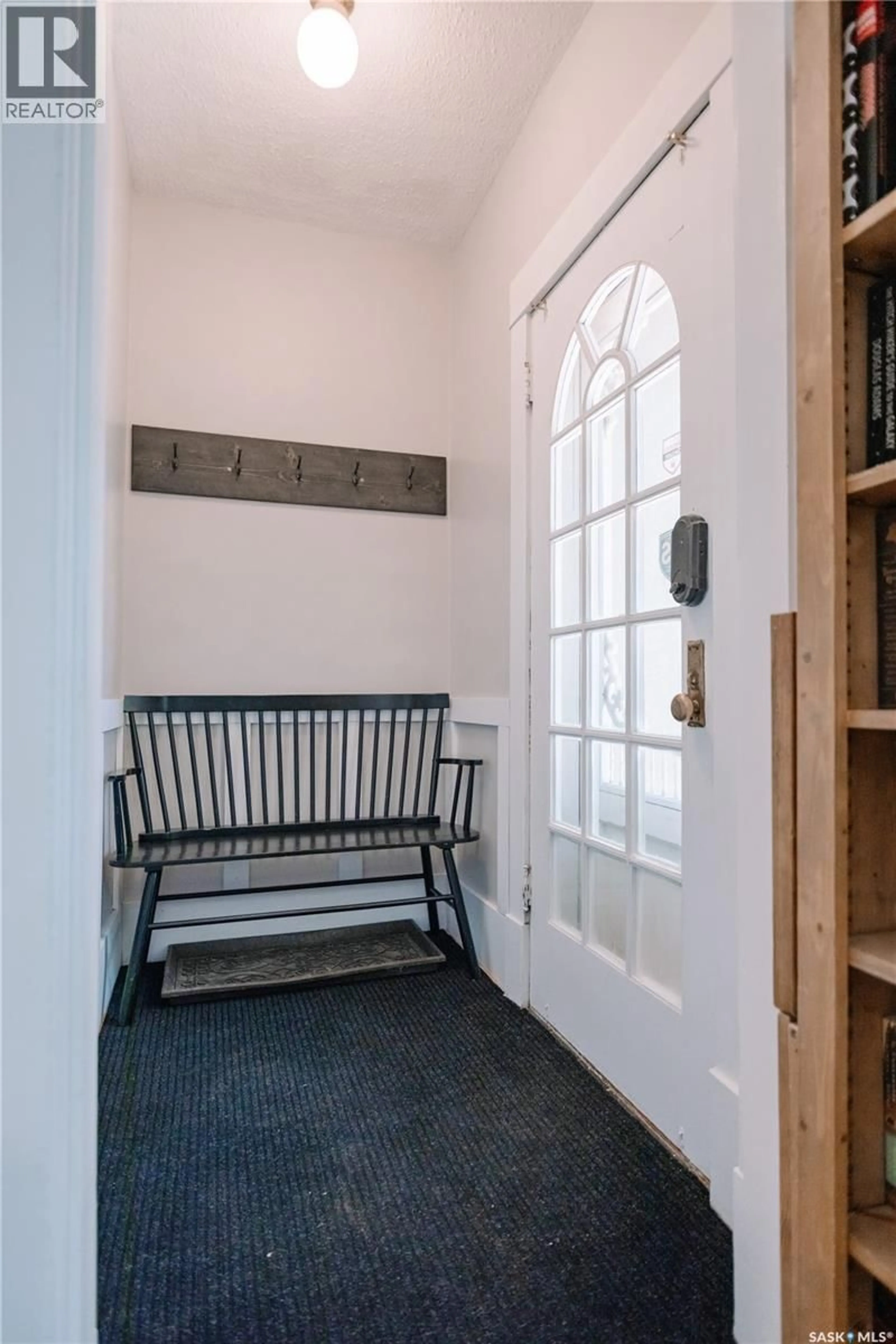 Indoor entryway for 2864 ANGUS STREET, Regina Saskatchewan S4S1N8
