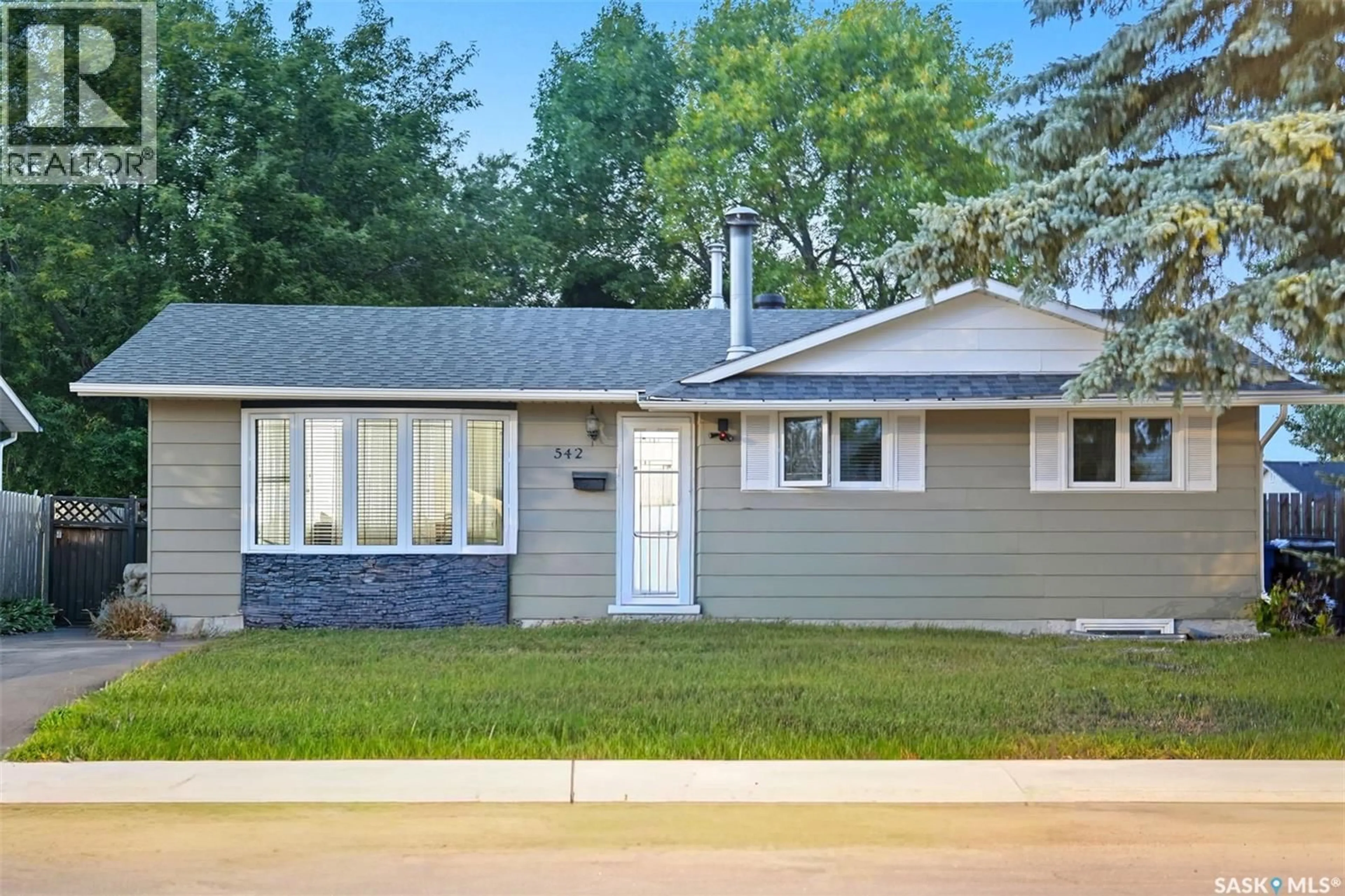 Home with vinyl exterior material, street for 542 FISHER CRESCENT, Saskatoon Saskatchewan S7L5S5
