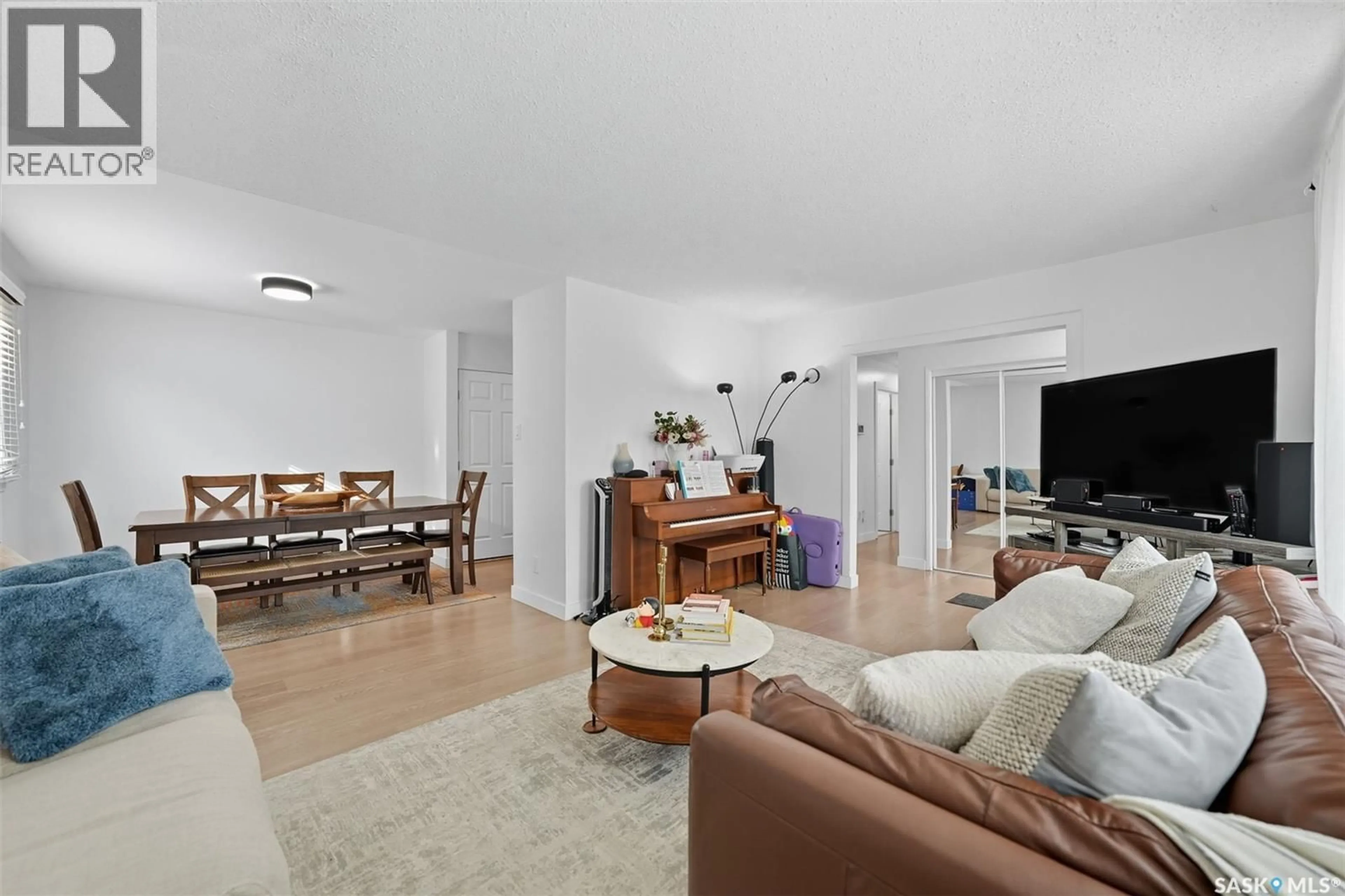 Living room with furniture, unknown for 542 FISHER CRESCENT, Saskatoon Saskatchewan S7L5S5