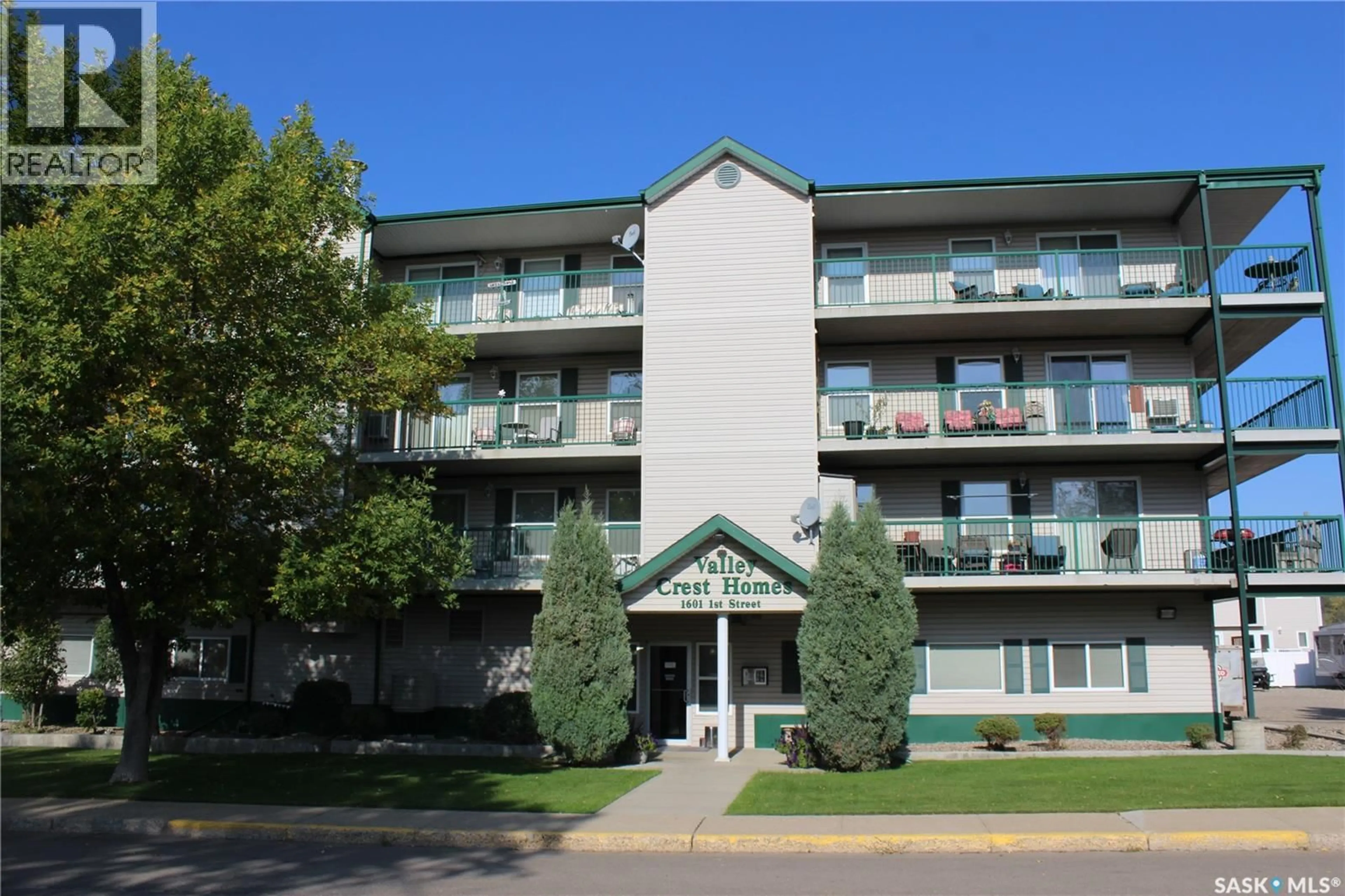 Patio, building for 305 - 1601 FIRST STREET, Estevan Saskatchewan S4A2X4