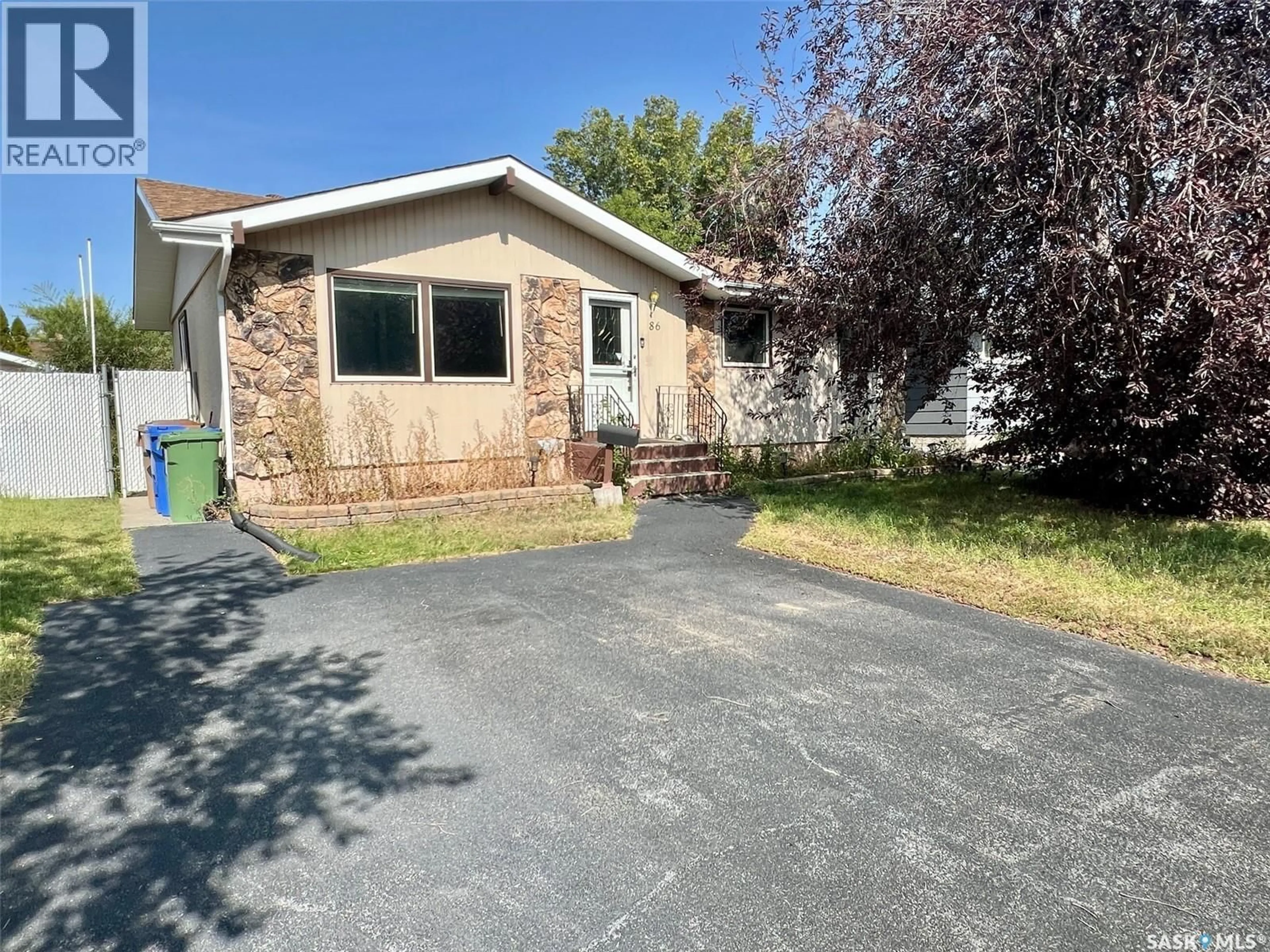 A pic from outside/outdoor area/front of a property/back of a property/a pic from drone, street for 86 DUNSMORE DRIVE, Regina Saskatchewan S4R7G2