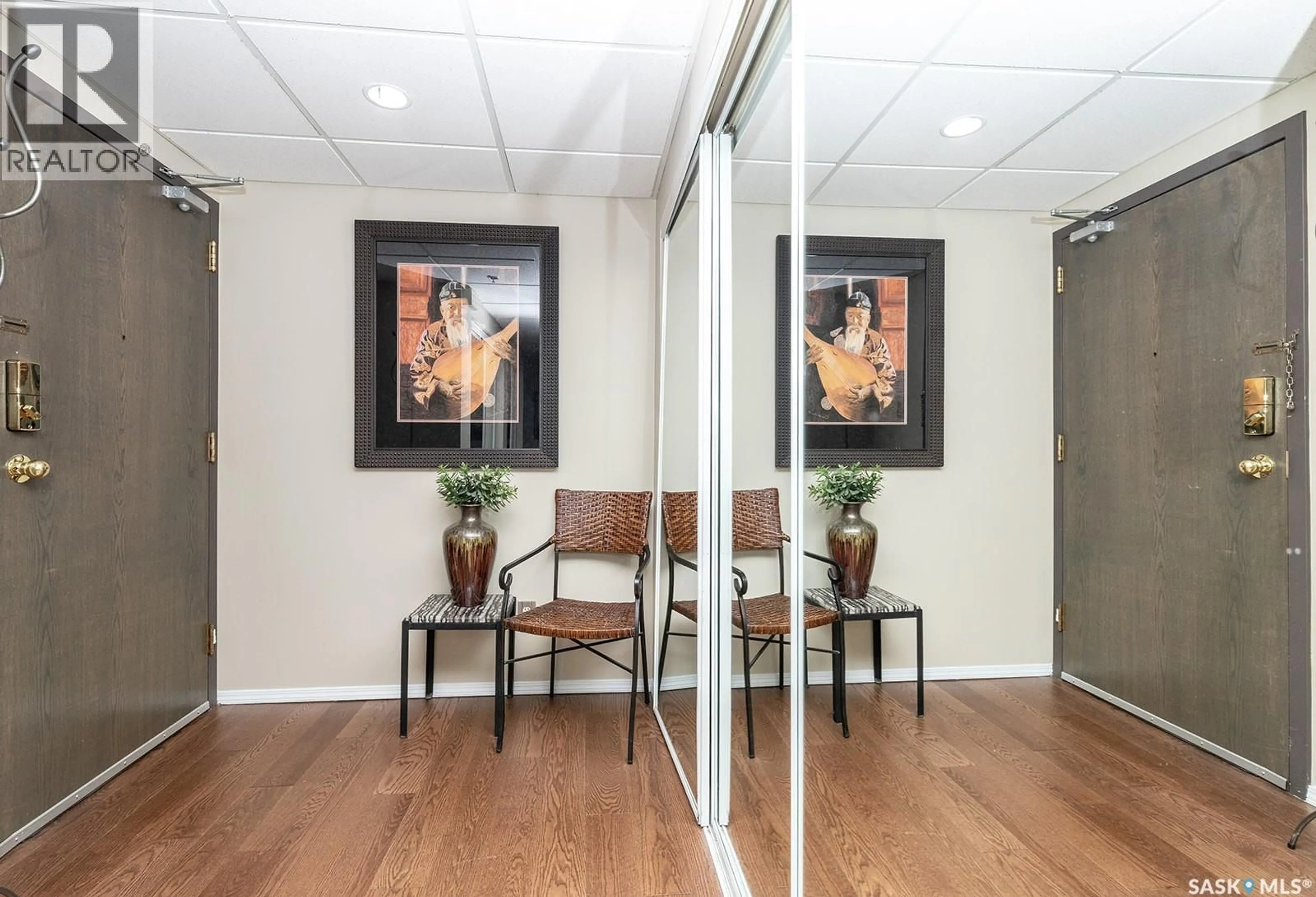 Indoor foyer for 611 - 501 UNIVERSITY DRIVE, Saskatoon Saskatchewan S7N3Z1