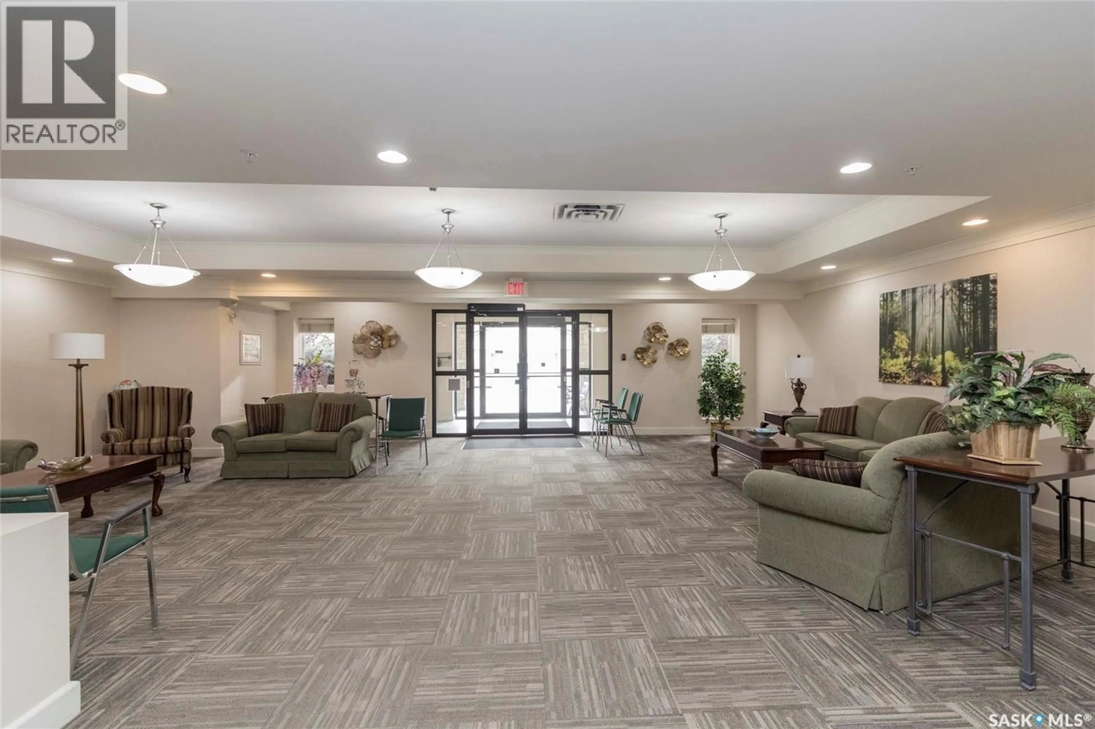 Indoor foyer for 201 1622 ACADIA DRIVE, Saskatoon Saskatchewan S7H5H7