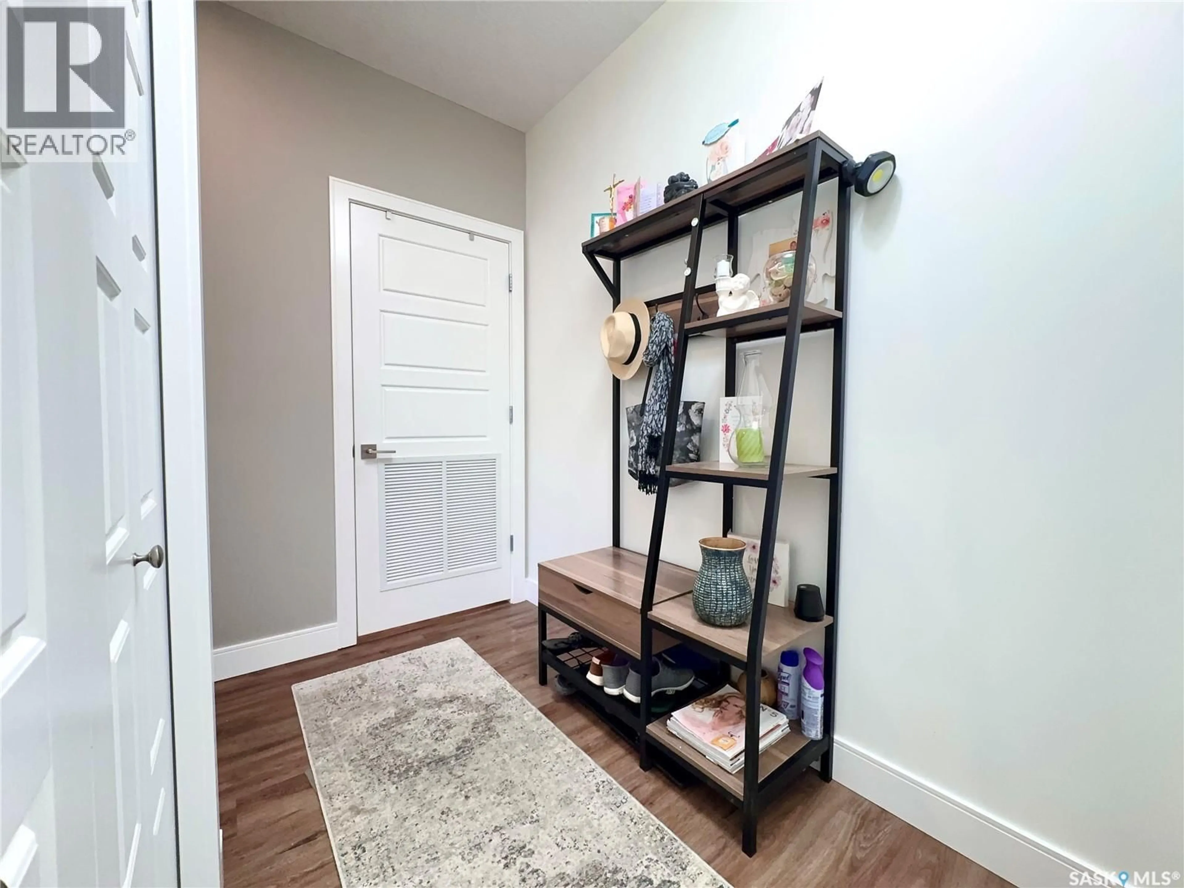 Indoor entryway for 105 - 232 WILLIS CRESCENT, Saskatoon Saskatchewan S7T0Z3
