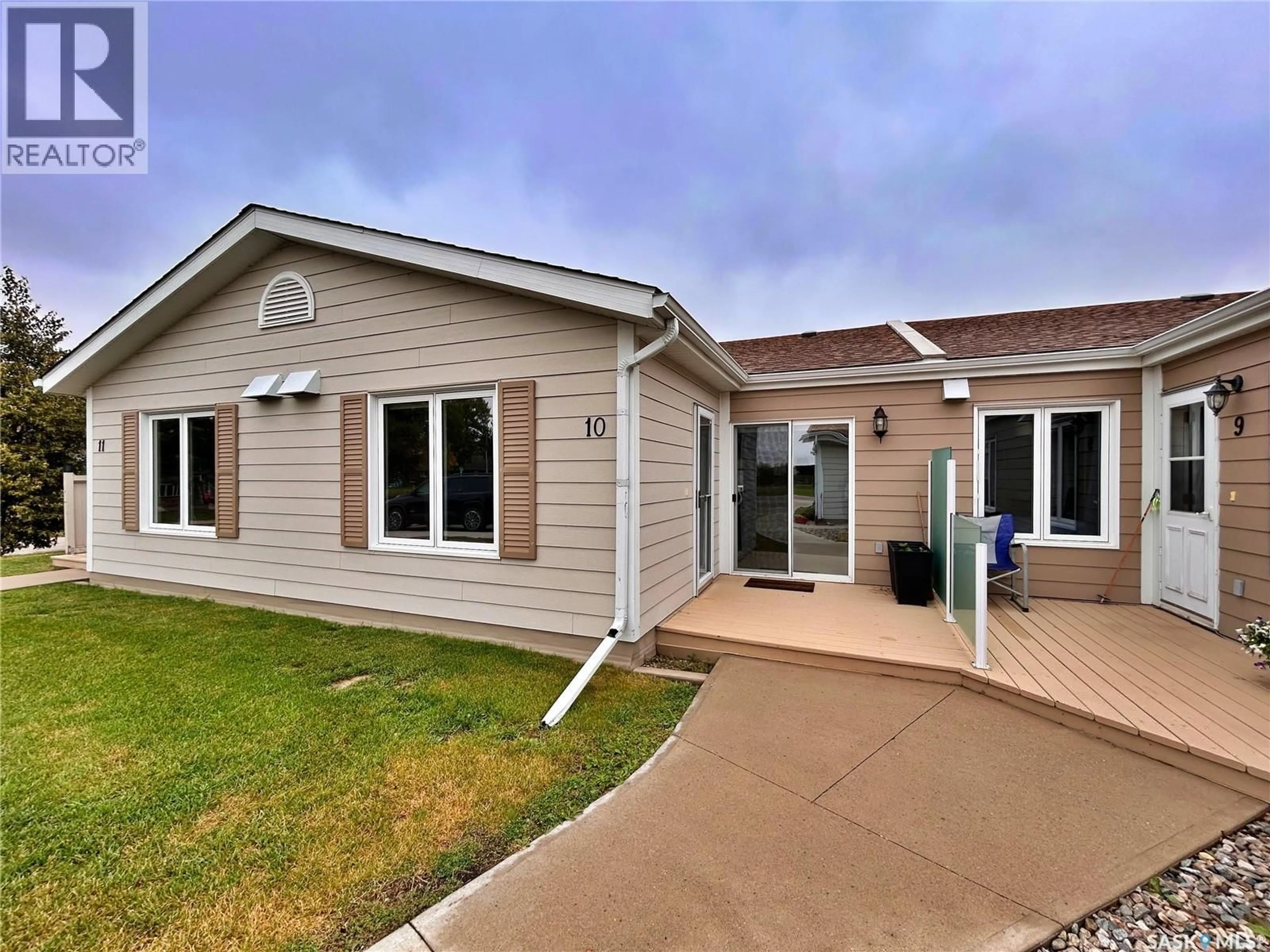Home with vinyl exterior material, unknown for 10 405 WINDOVER AVENUE, Moosomin Saskatchewan S0G3N0