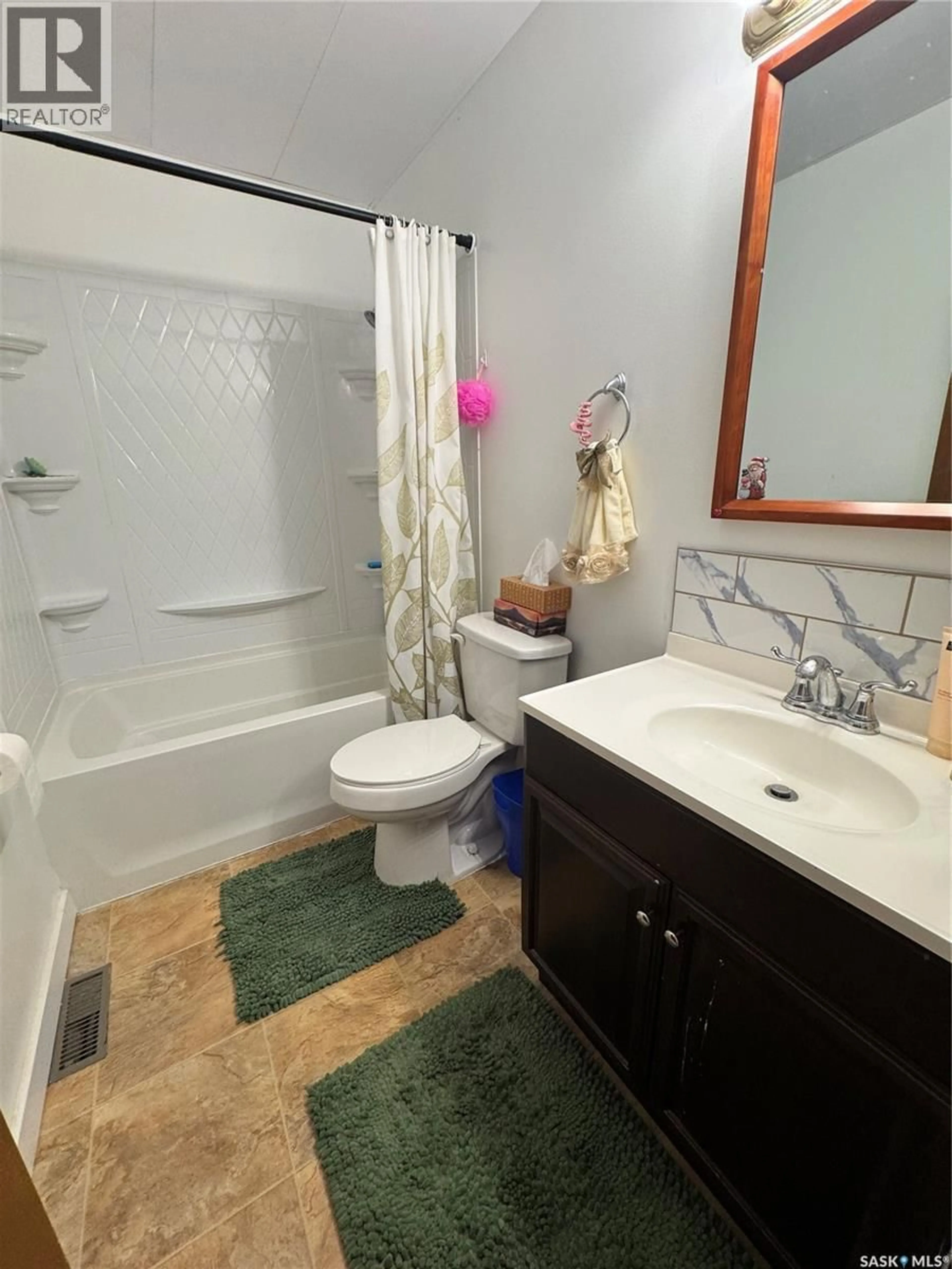 Standard bathroom, ceramic/tile floor for 1609 WARREN AVENUE, Weyburn Saskatchewan S4H0M3