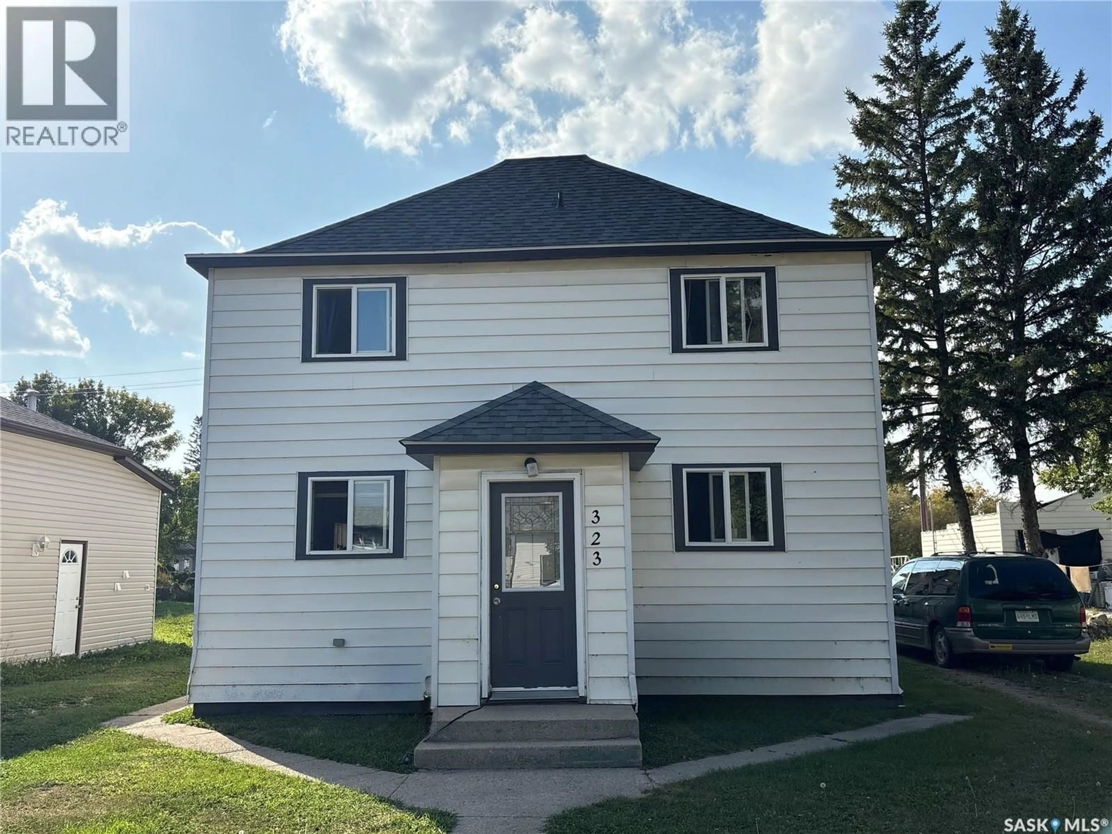 Home with vinyl exterior material, building for 323 9TH STREET, Humboldt Saskatchewan S0K2A0
