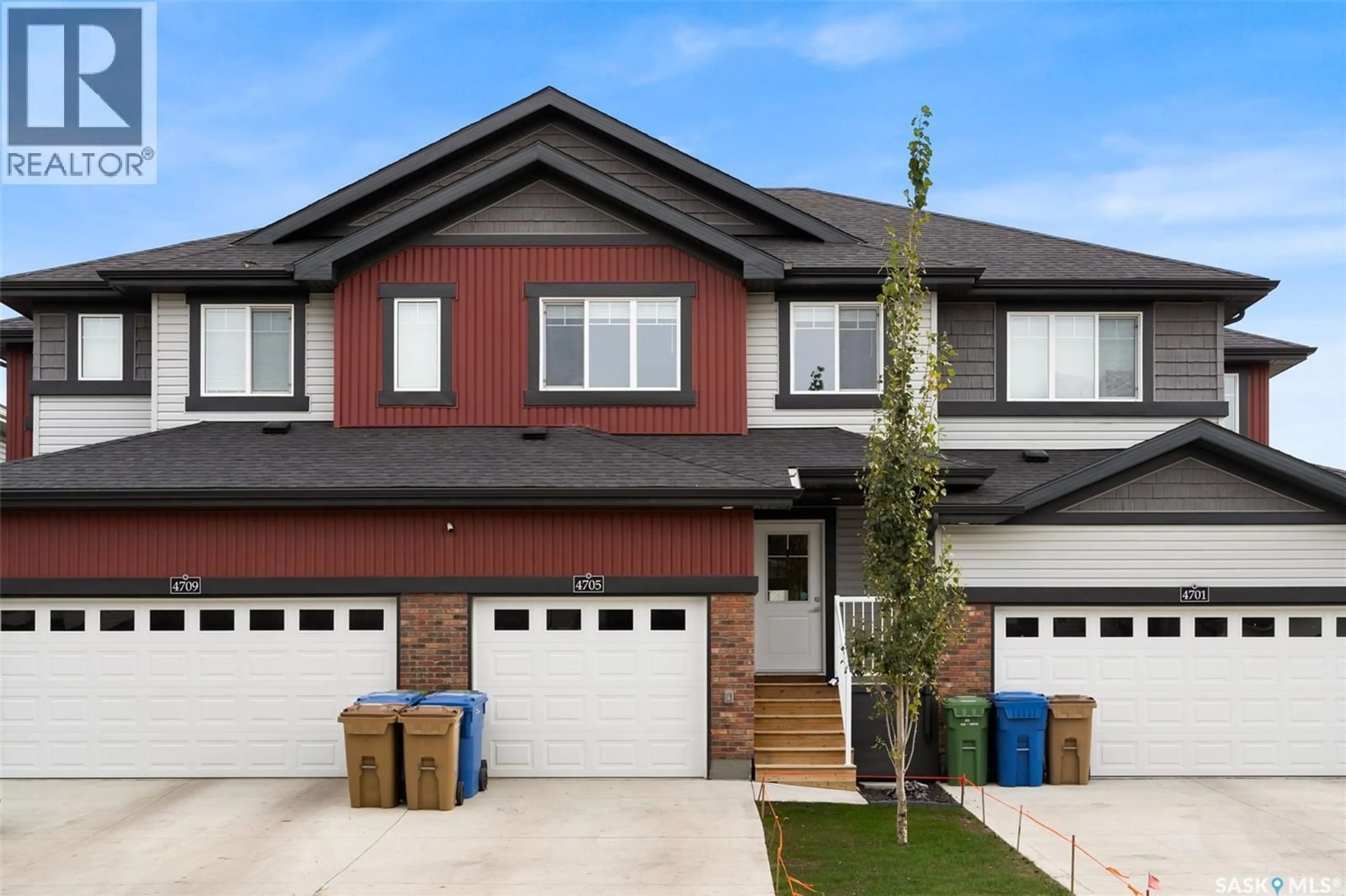 Home with vinyl exterior material, street for 4705 MUTRIE CRESCENT, Regina Saskatchewan S4V3X8
