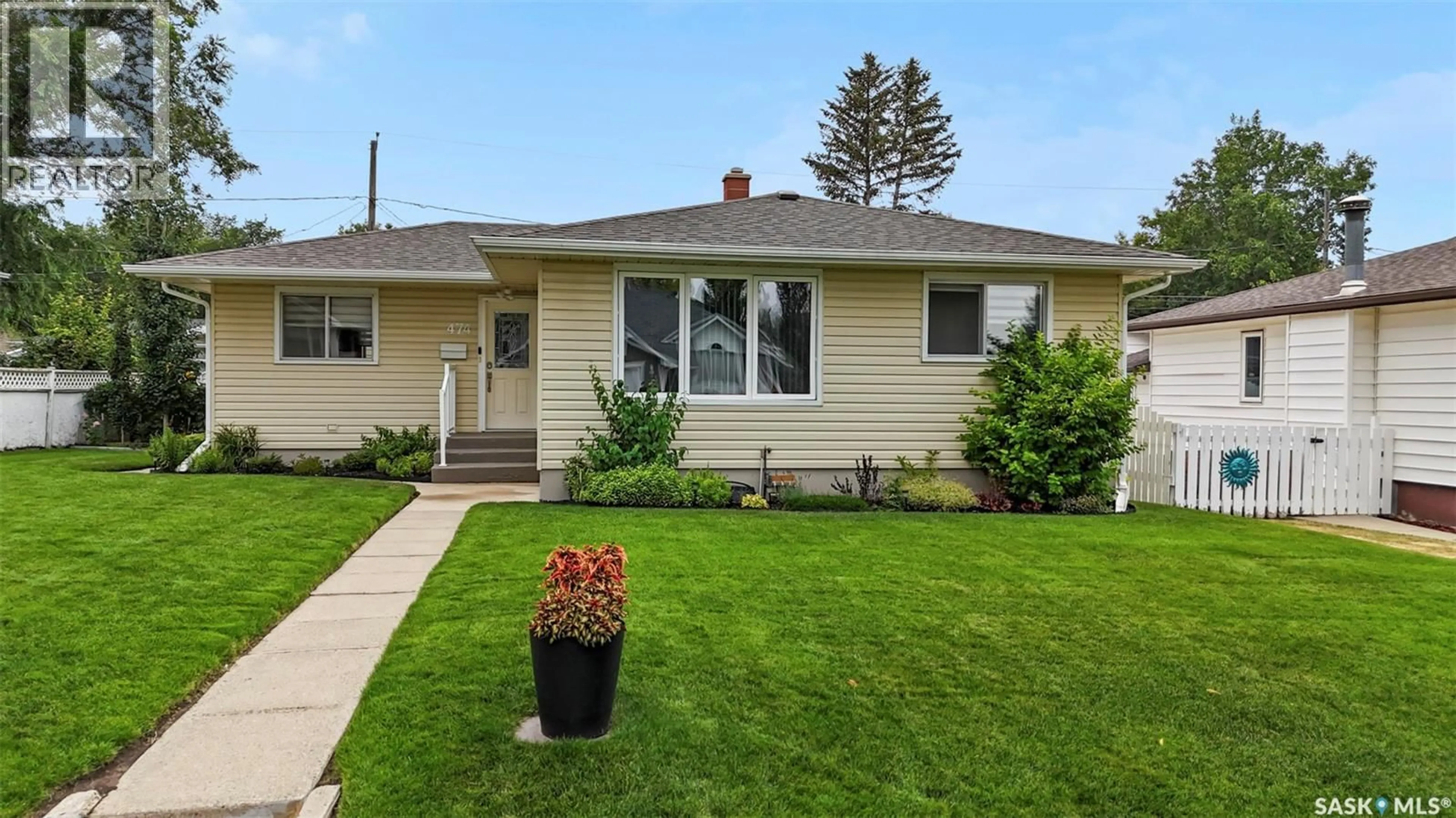 Home with vinyl exterior material, street for 474 4TH AVENUE, Swift Current Saskatchewan S9H3M1