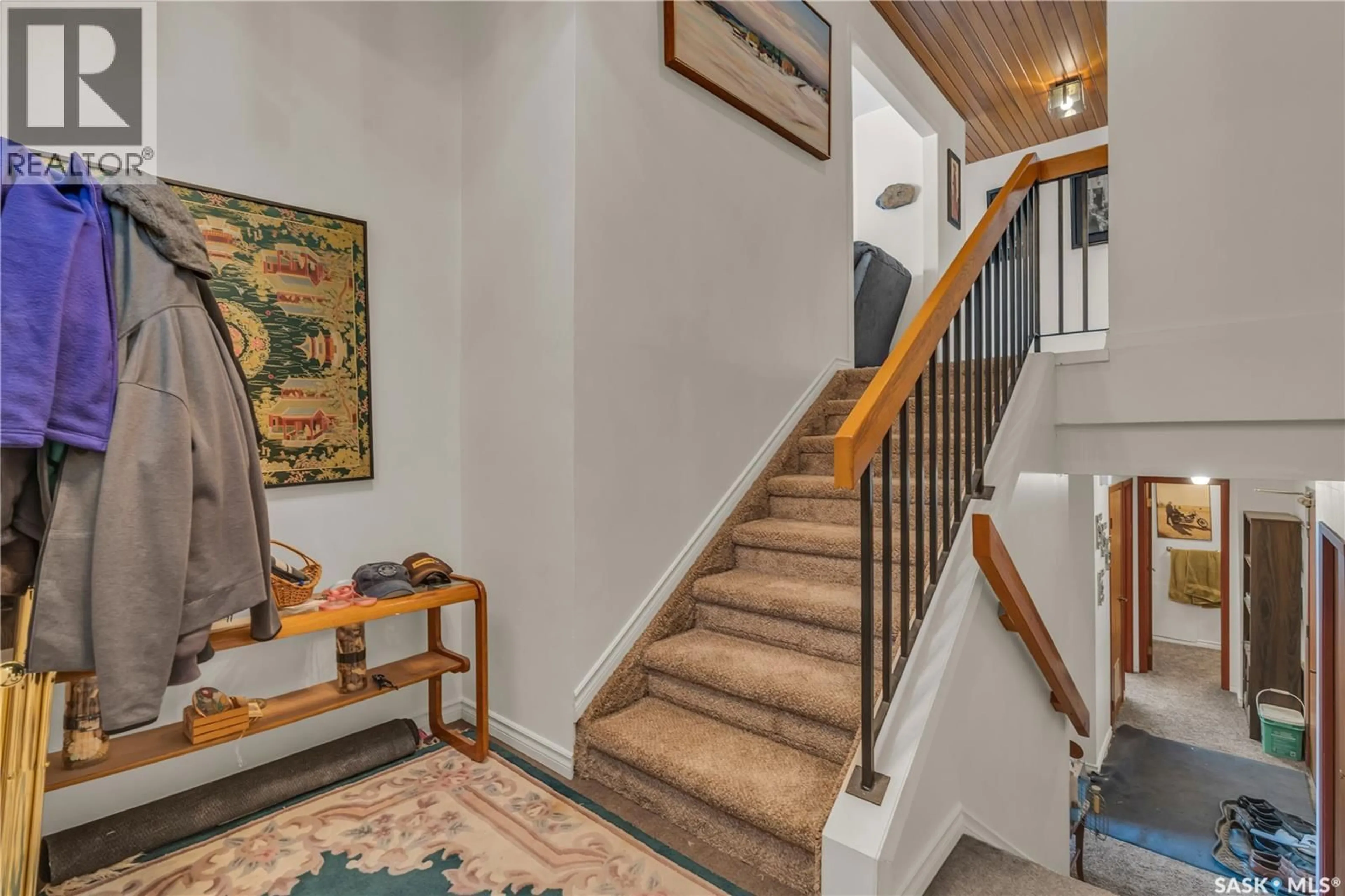 Indoor foyer for 618 MCINTOSH STREET, Regina Saskatchewan S4R5T4