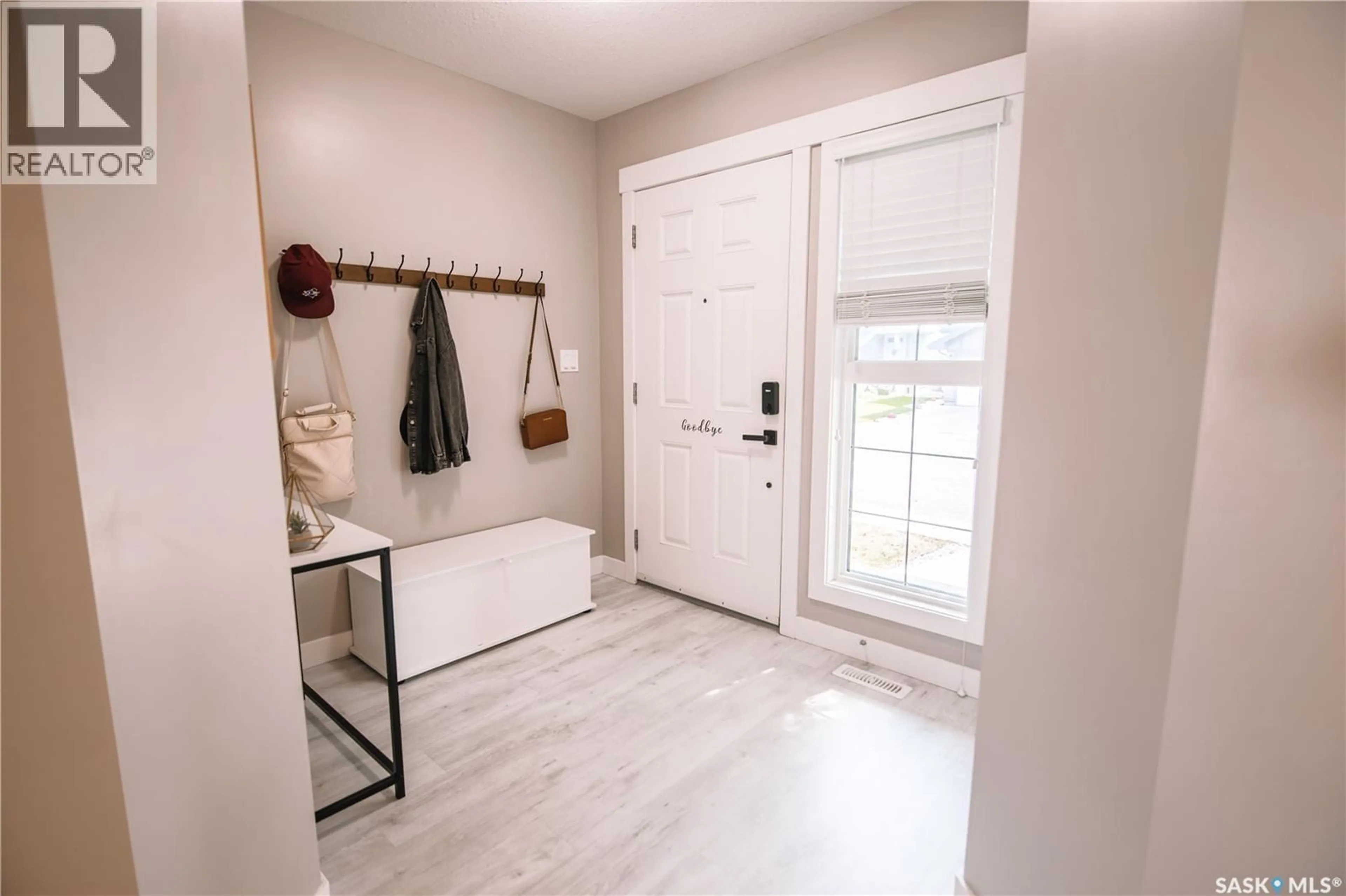 Indoor entryway for 2842 ELGAARD DRIVE, Regina Saskatchewan S4X0M9